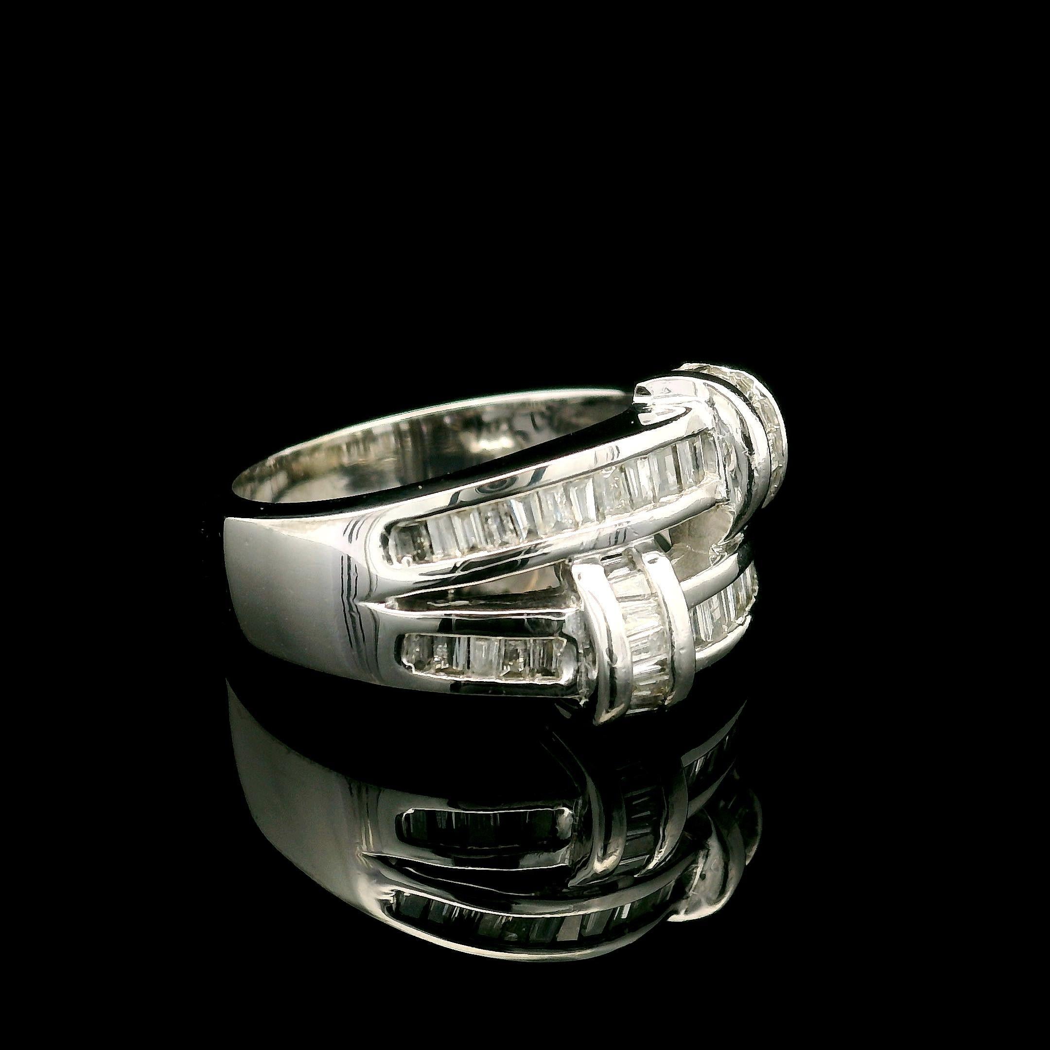 Baguette rastremato Anello a fascia larga in oro bianco 14k da 1,00ctw con diamante Baguette dritto e affusolato in vendita