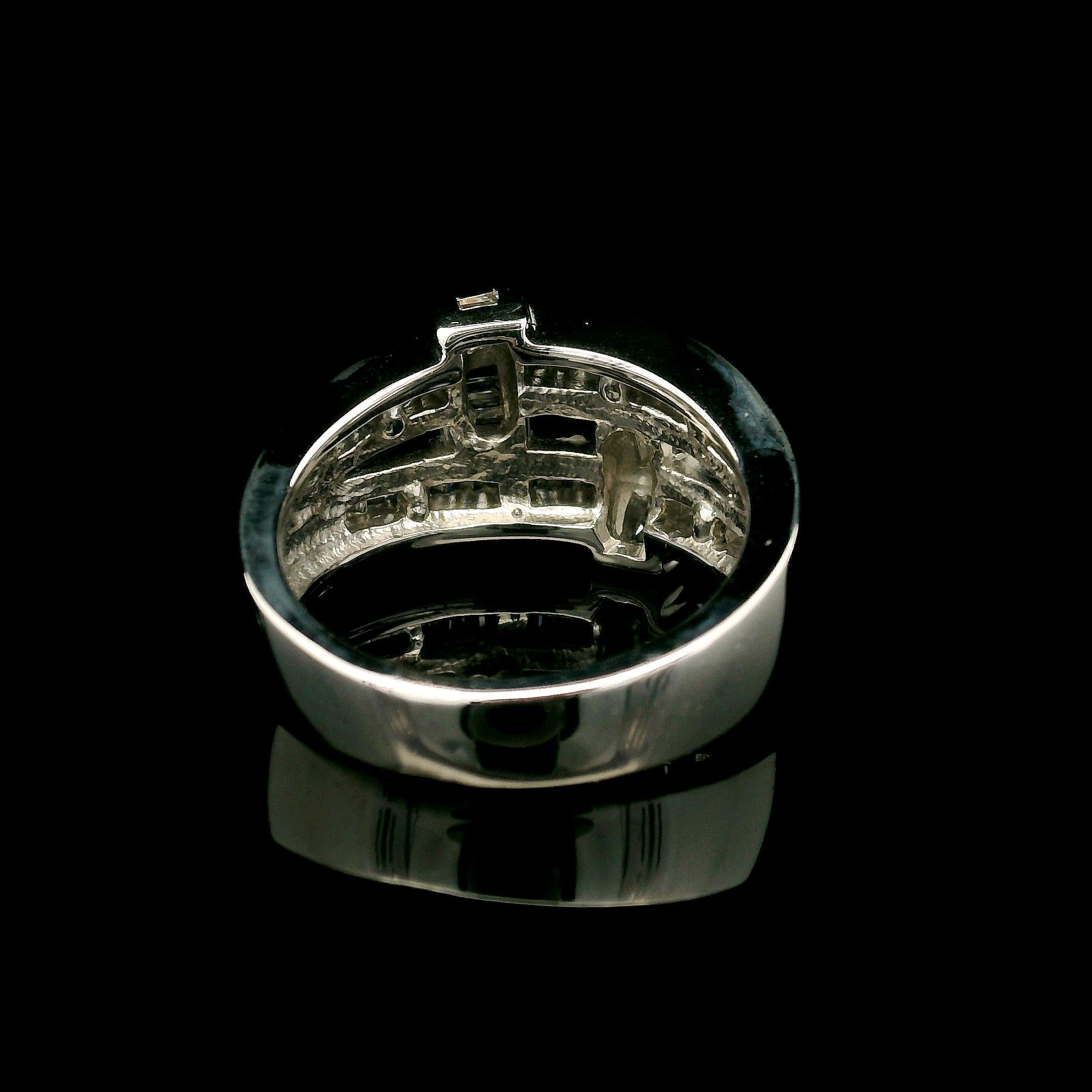 Anello a fascia larga in oro bianco 14k da 1,00ctw con diamante Baguette dritto e affusolato In condizioni ottime in vendita a Montclair, NJ