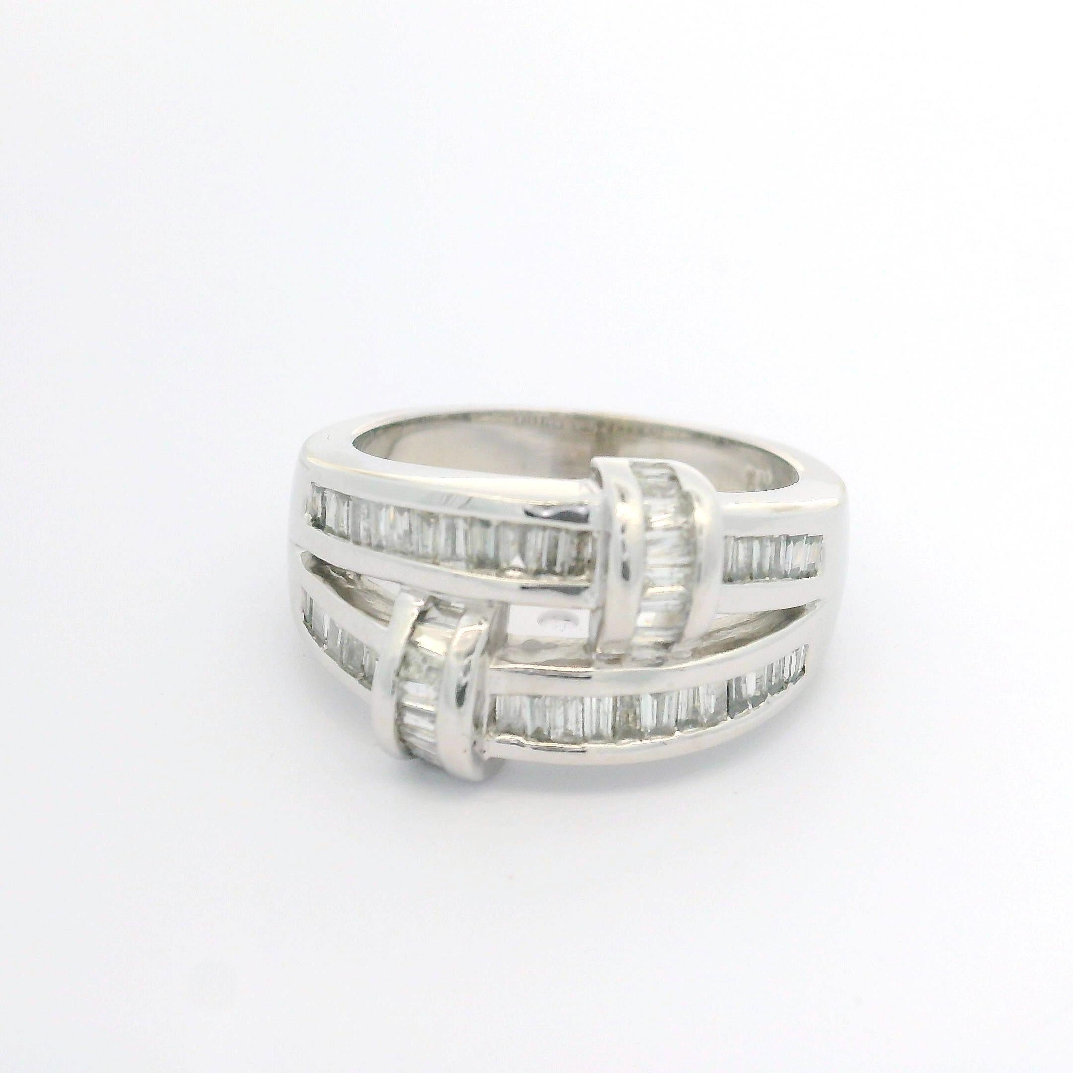 Anello a fascia larga in oro bianco 14k da 1,00ctw con diamante Baguette dritto e affusolato in vendita 1