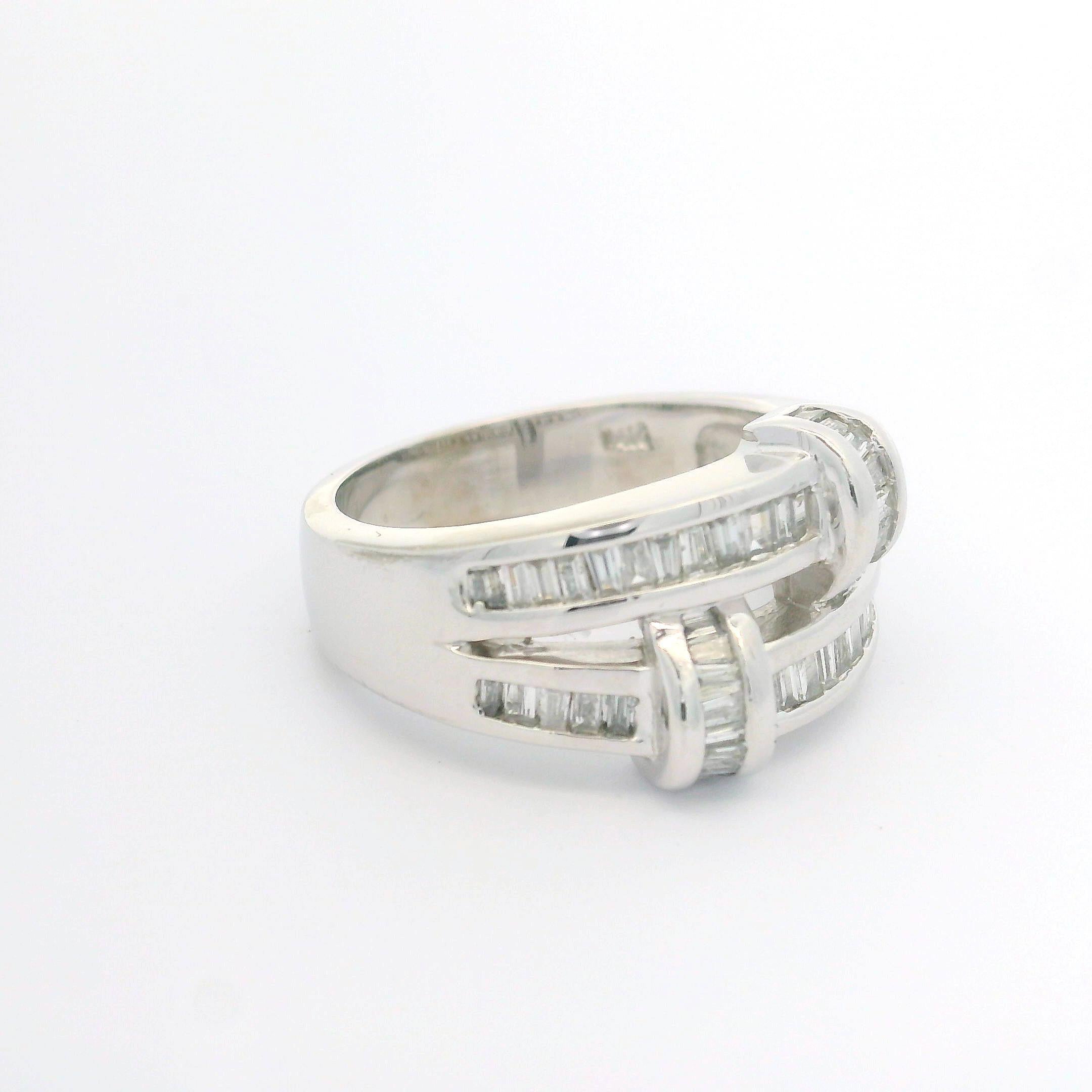 Anello a fascia larga in oro bianco 14k da 1,00ctw con diamante Baguette dritto e affusolato in vendita 3