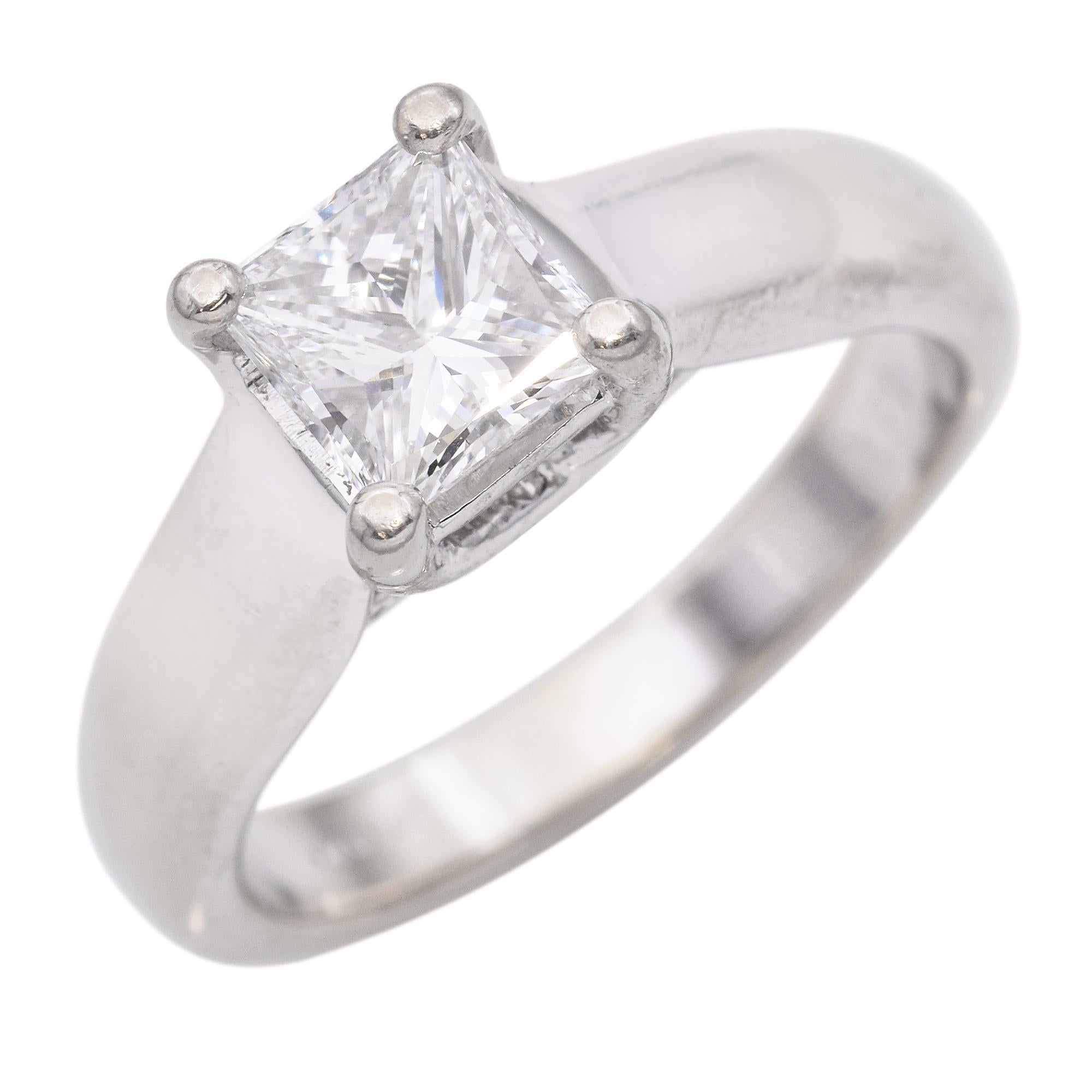 Questo squisito anello di fidanzamento in oro bianco 14K presenta uno splendido diamante certificato GIA da 1,01ct, di colore E e purezza VVS2 per un'eccezionale brillantezza e purezza. La pietra centrale è incastonata in una montatura classica ed