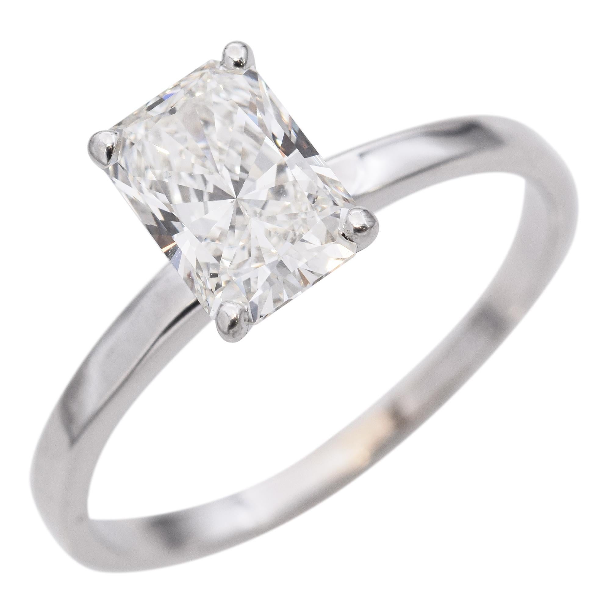 Questo elegante anello di fidanzamento presenta un diamante tondo brillante da 1,01 carati, di colore H e purezza VVS2, incastonato in una classica fascia in oro bianco 14k. Il diamante certificato GIA offre una brillantezza eccezionale e una