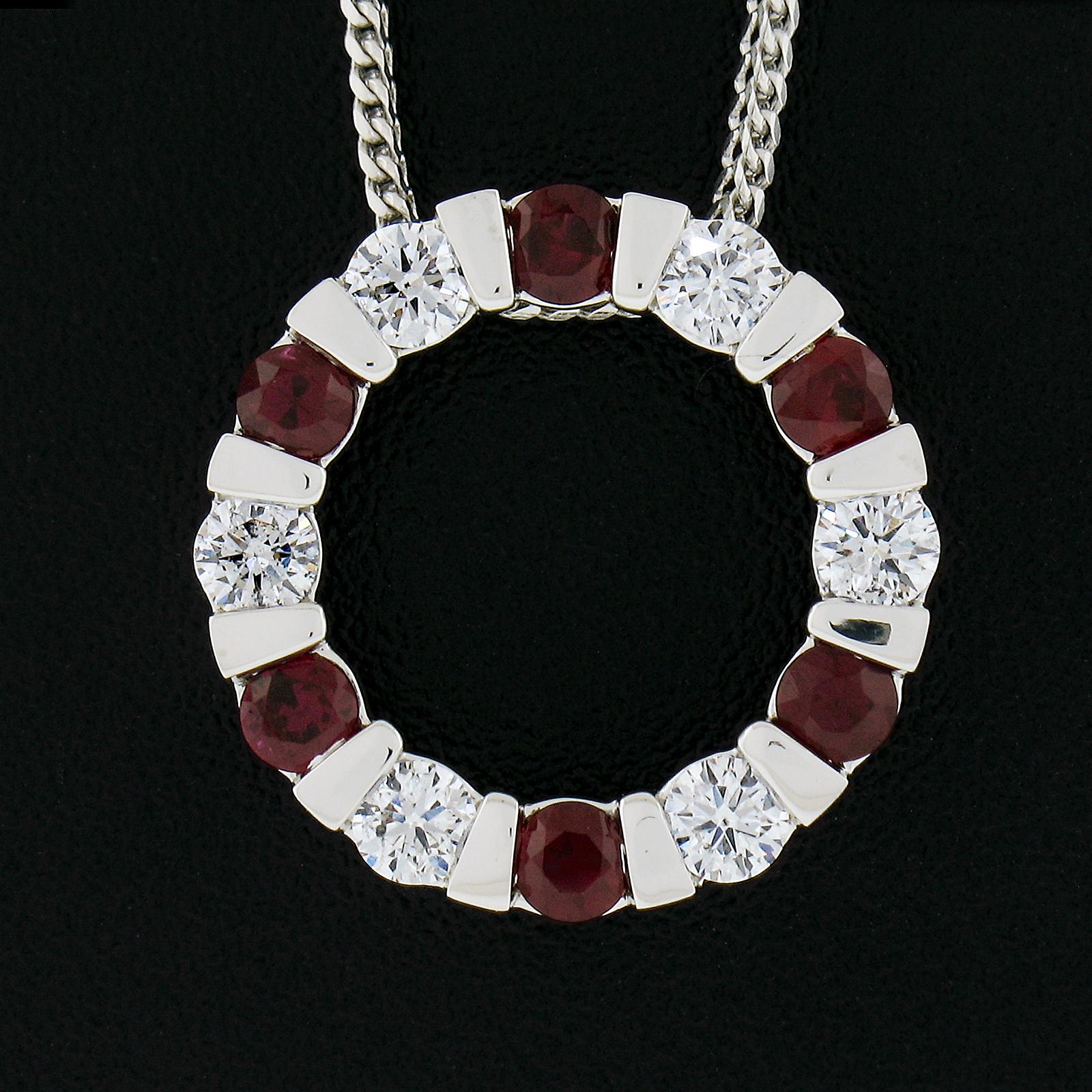 Taille ronde Chaîne pendentif en or blanc 14 carats, rubis et diamants alternant avec 1,01 carat en vente