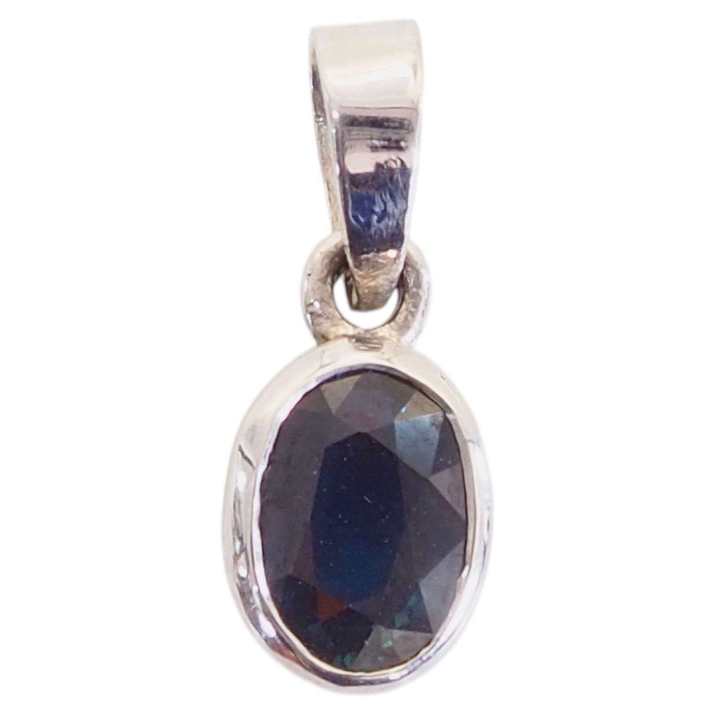 Colgante de oro blanco de 14 quilates con bisel de zafiro azul oscuro de 1,05 quilates