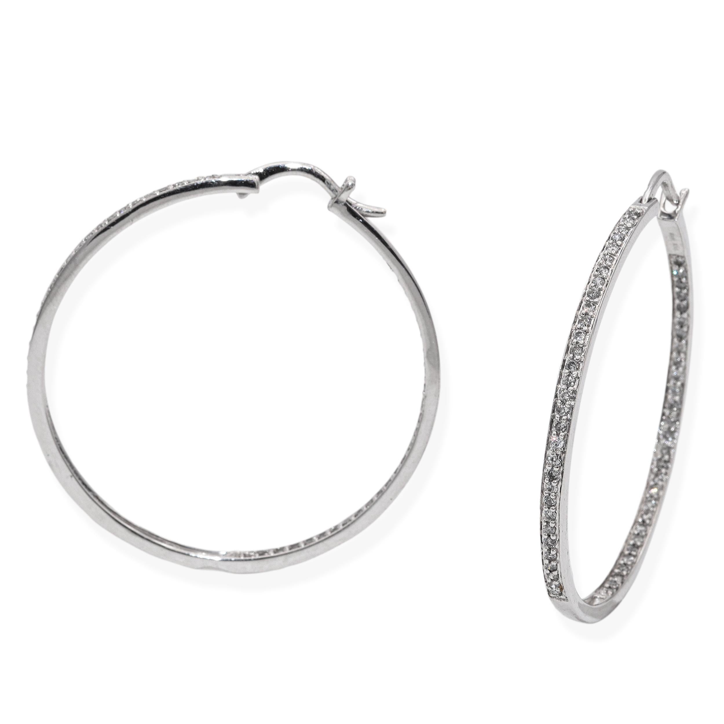 Questi intramontabili orecchini a cerchio vintage sono splendidamente realizzati in oro bianco 14k e incastonati con file di scintillanti diamanti a taglio rotondo lungo il bordo anteriore e interno. I diamanti brillano a ogni giro, aggiungendo