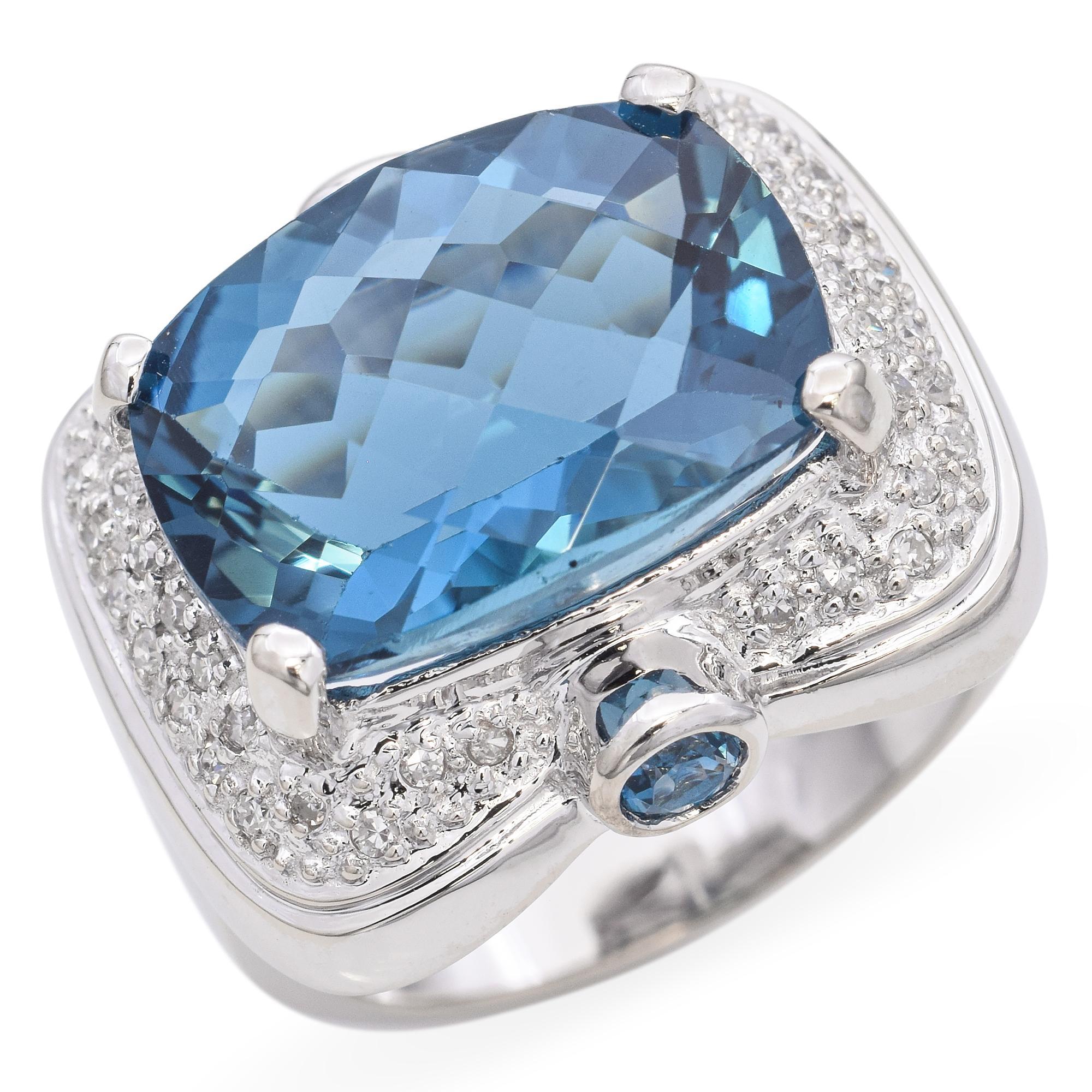 Dieses bezaubernde Stück zeigt einen auffälligen Blautopas, der fachmännisch facettiert wurde, um seine Brillanz und Tiefe zu verstärken. Der Edelstein wird elegant von einem Halo aus schimmernden Diamanten umrahmt, der ihm einen Hauch von