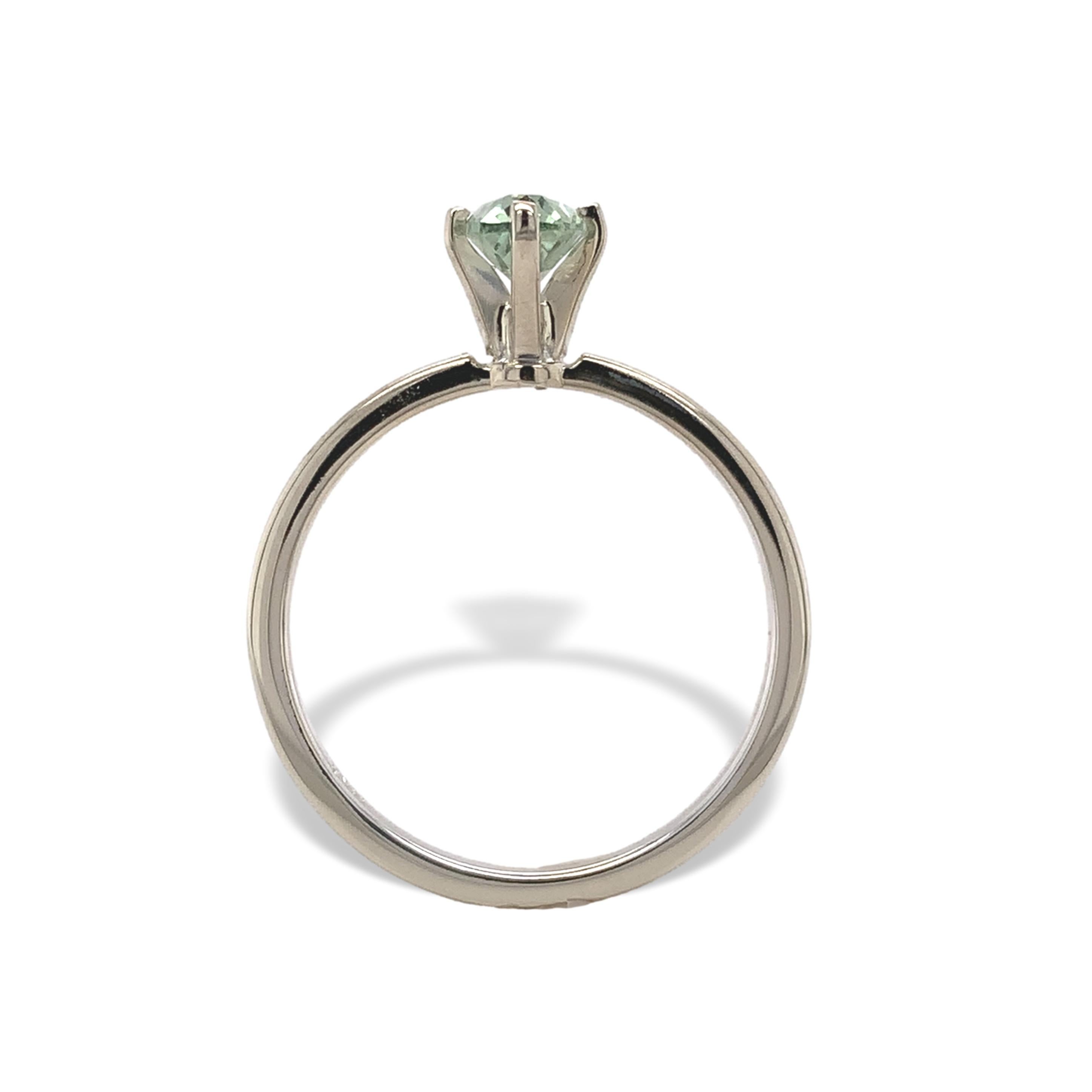 Anello solitario con zaffiro in oro bianco 14K. L'anello è caratterizzato da un autentico zaffiro allungato con taglio a cuscino, estratto dalla terra e di colore pastello. Misura circa 8,4 mm x 4,28 mm e pesa 1,08 carati. Lo zaffiro è di colore