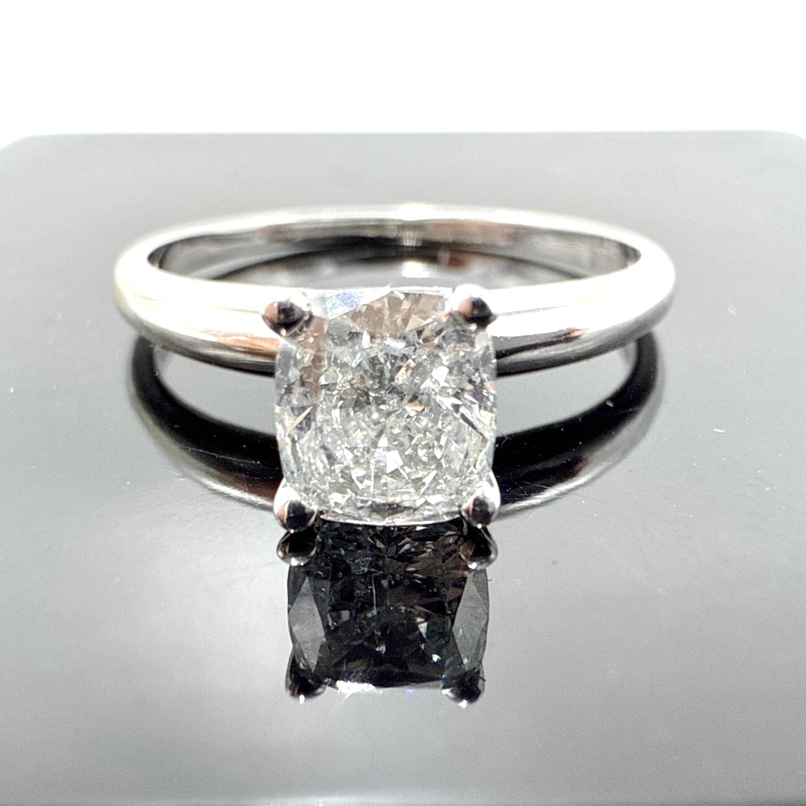 En venta: Anillo de compromiso solitario de oro blanco de 14 quilates con diamante en cojín natural de 1,09 ct  2