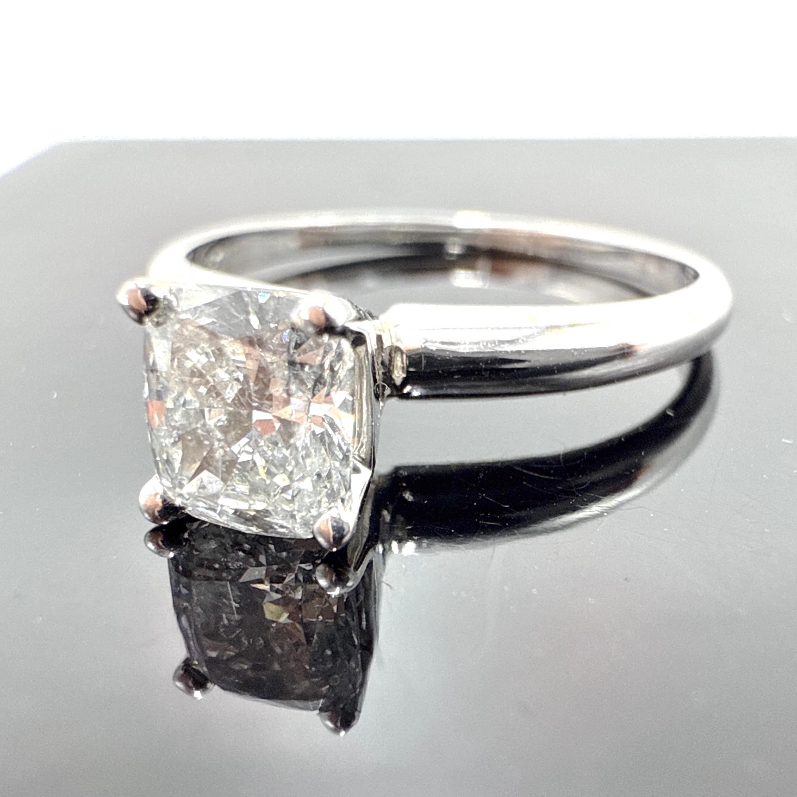 En venta: Anillo de compromiso solitario de oro blanco de 14 quilates con diamante en cojín natural de 1,09 ct  4