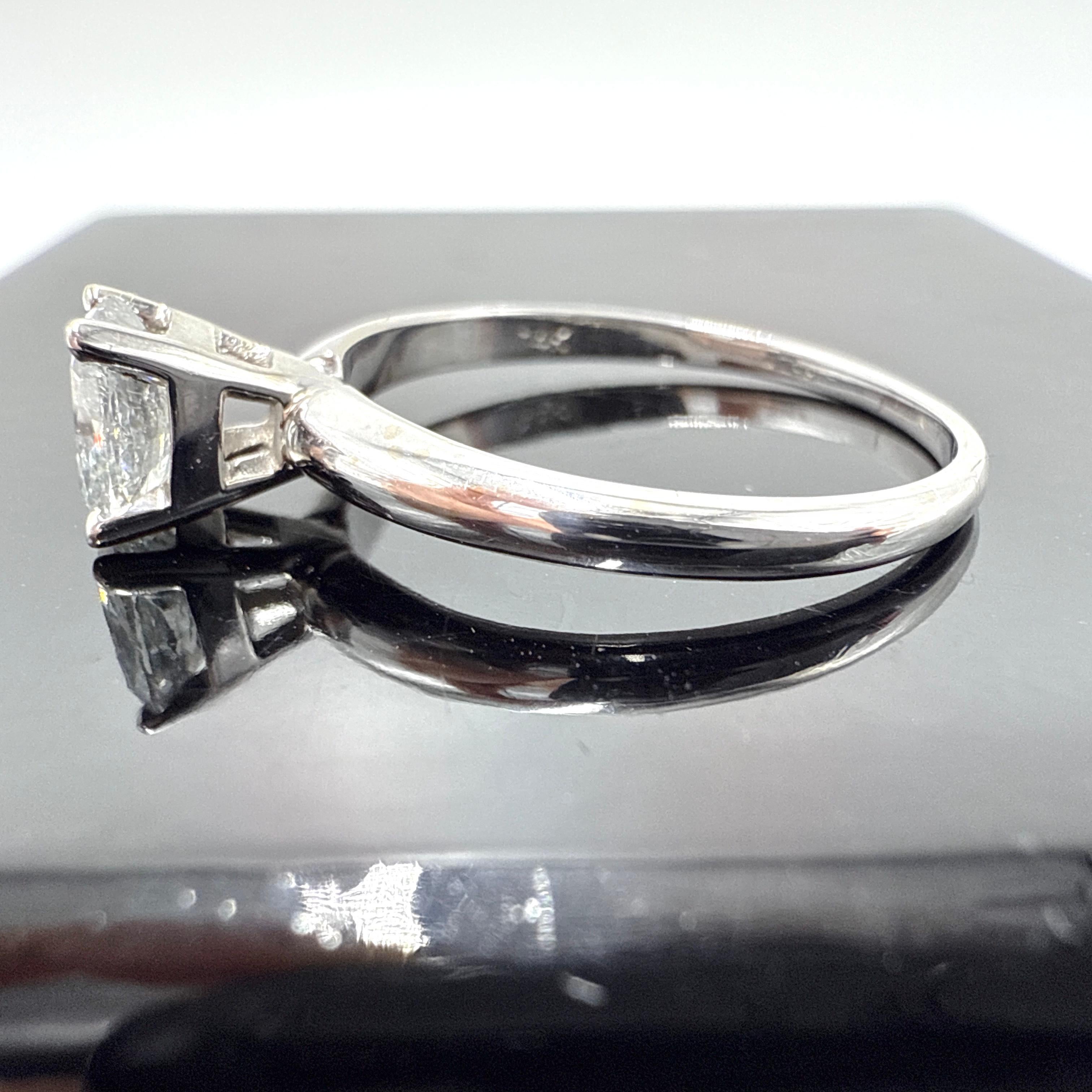 En venta: Anillo de compromiso solitario de oro blanco de 14 quilates con diamante en cojín natural de 1,09 ct  5