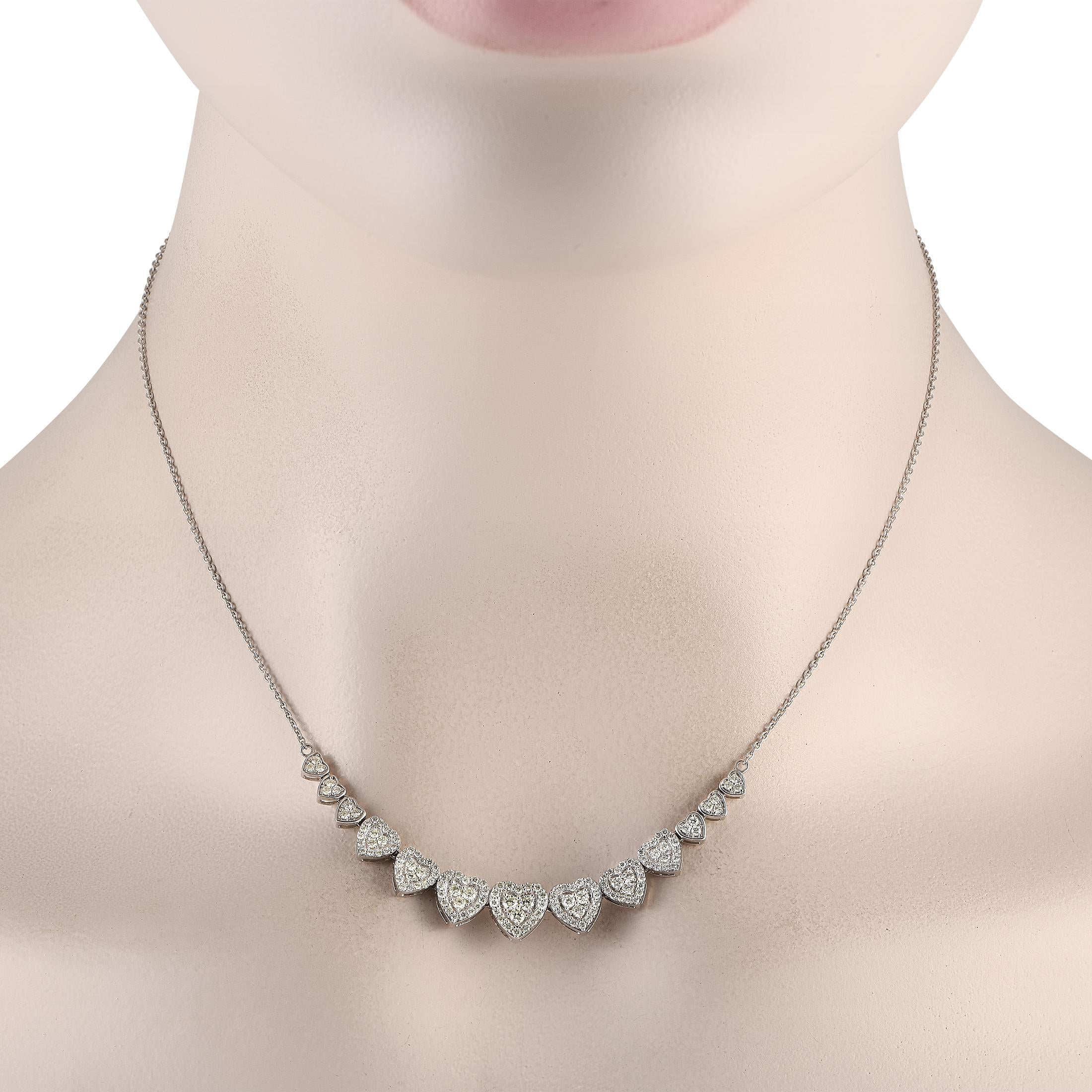 Une série de pendentifs étincelants en forme de cœur s'assemblent pour créer un collier à la fois charmant et élégant. Les diamants d'un poids total de 1,0 carat lui permettent de capter la lumière sans effort à chaque fois qu'elle est portée.