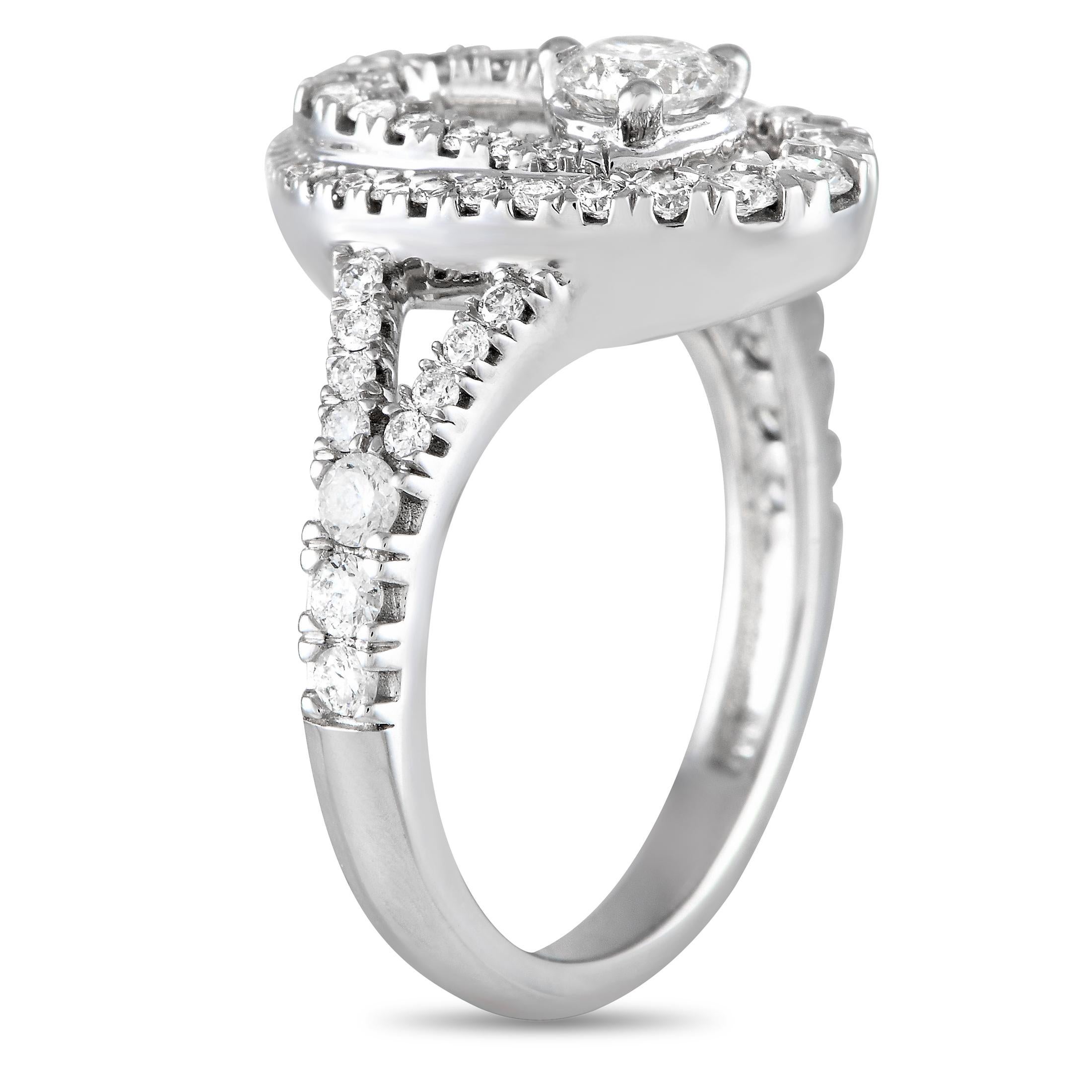 Questo splendido anello non passerà mai di moda. Ricoperto di diamanti scintillanti per un peso totale di 1,0 carati, questo anello radioso presenta anche un'elegante montatura in oro bianco 14K. La fascia larga 2 mm e l'altezza superiore di 6 mm lo