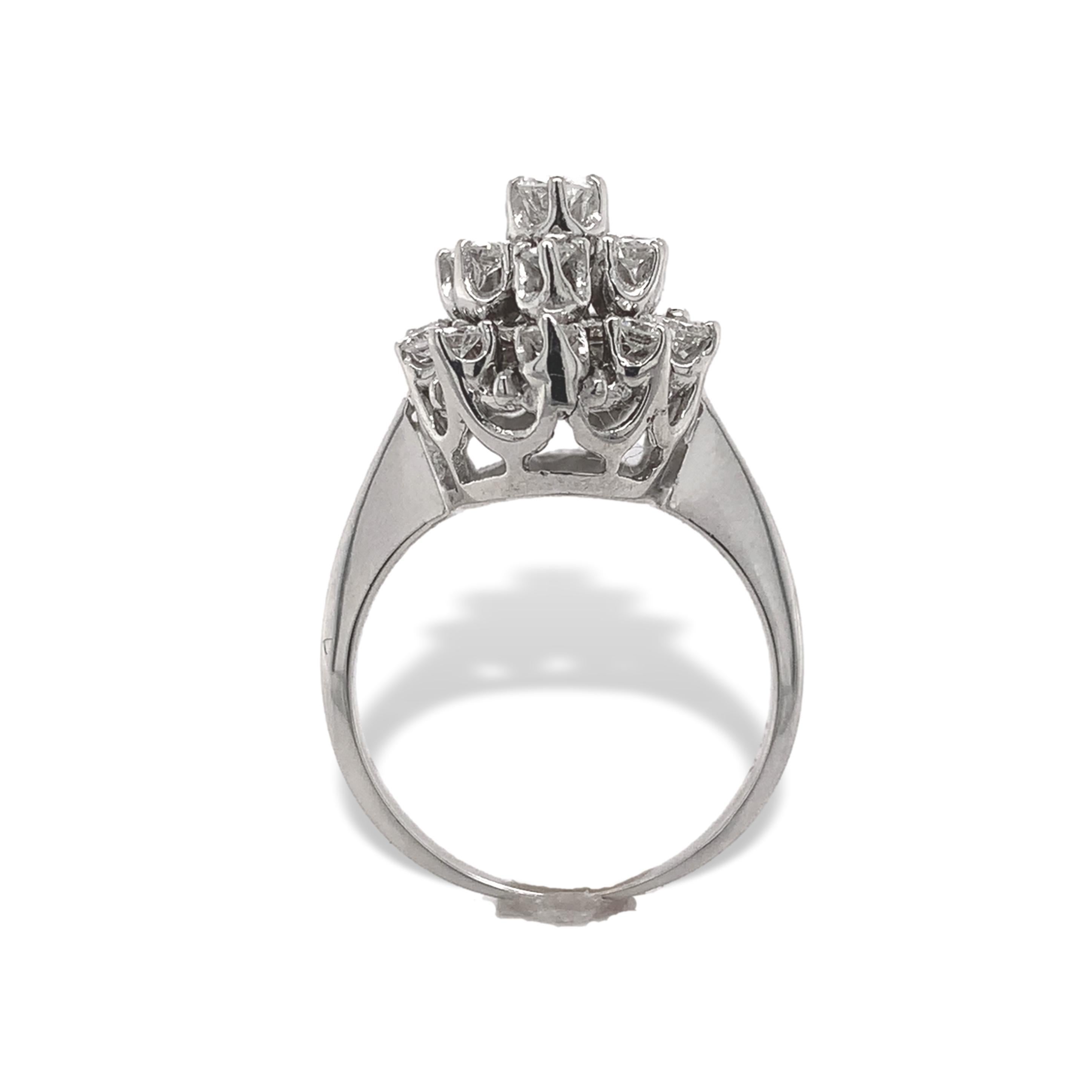 Diamant-Cocktailring aus 14 Karat Weißgold. Es gibt 20 runde Diamanten mit einem Gesamtgewicht von etwa 1,12 Karat. Die natürlichen, auf der Erde geförderten Diamanten sind rund und brillant geschliffen. Die 2 mittleren Diamanten messen etwa 3,2 mm.