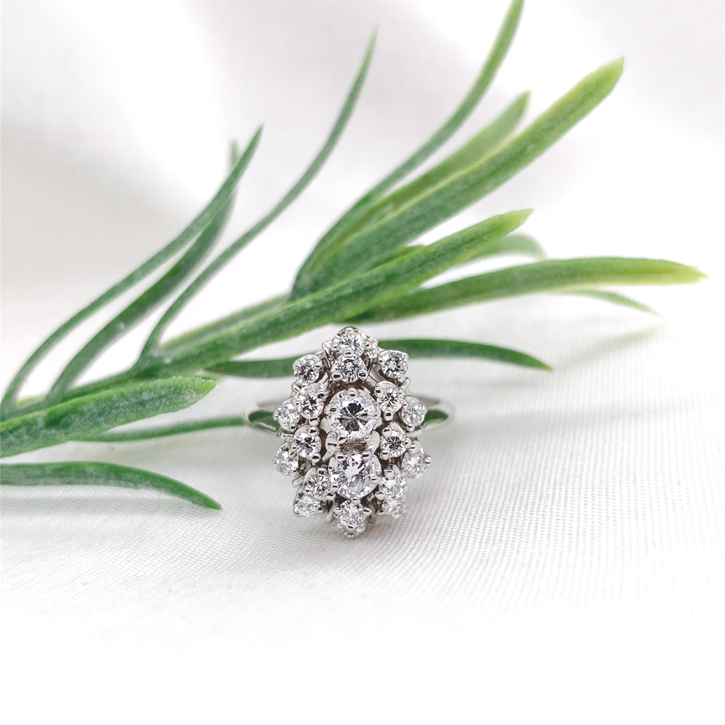 14K Weißgold 1,12 Karat tw Diamant-Cocktailring Größe 6 im Angebot 1