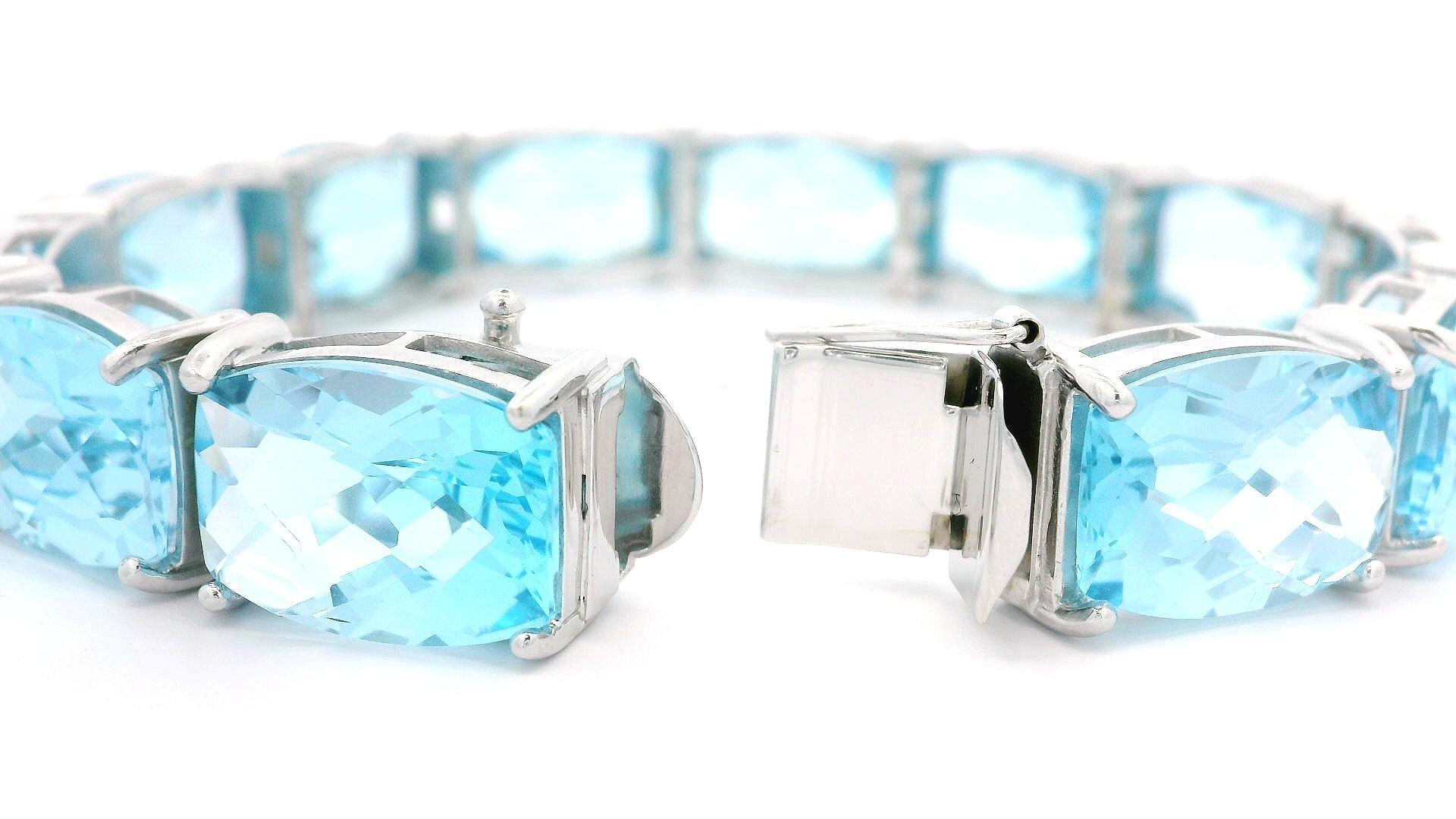 Taille coussin Bracelet large ligne rectangulaire en or blanc 14 carats avec topaze bleue coussin 112,80 ctw en vente