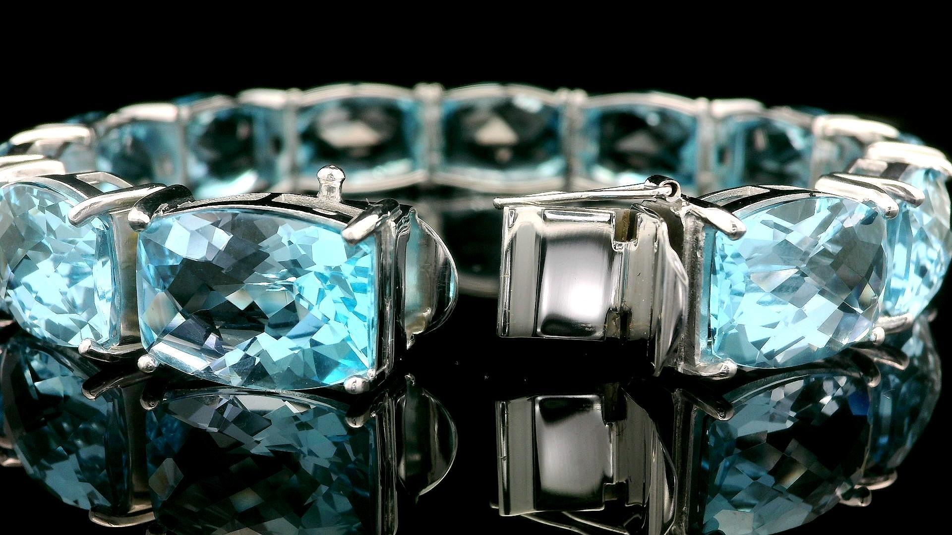 Bracelet large ligne rectangulaire en or blanc 14 carats avec topaze bleue coussin 112,80 ctw Excellent état - En vente à Montclair, NJ