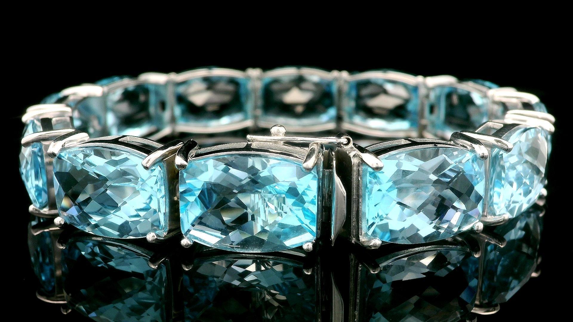 Bracelet large ligne rectangulaire en or blanc 14 carats avec topaze bleue coussin 112,80 ctw Pour femmes en vente