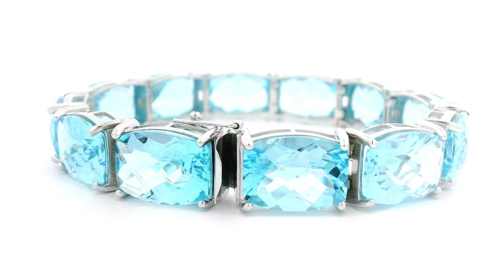 Bracelet large ligne rectangulaire en or blanc 14 carats avec topaze bleue coussin 112,80 ctw en vente 3