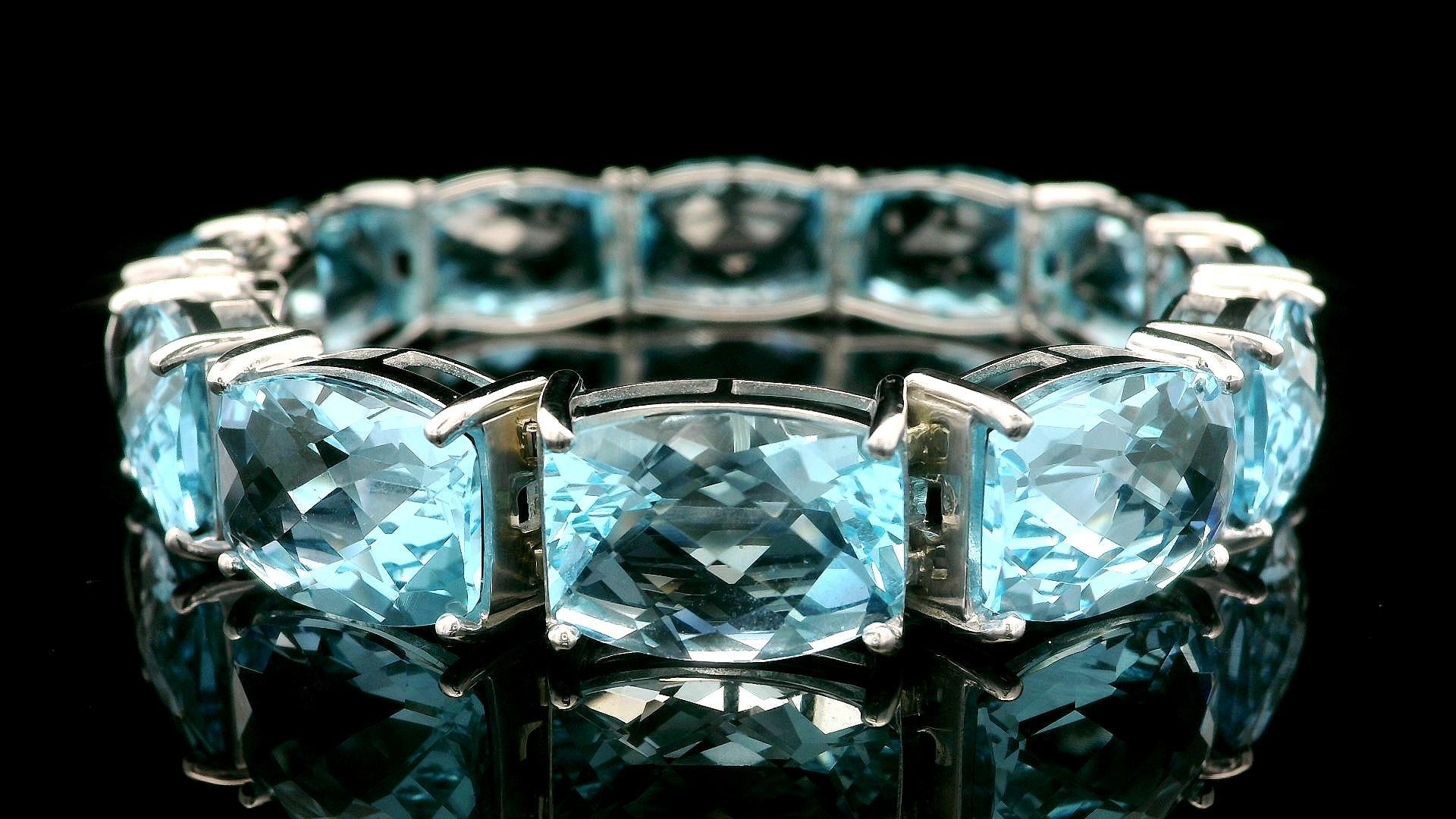 Bracelet large ligne rectangulaire en or blanc 14 carats avec topaze bleue coussin 112,80 ctw en vente 4