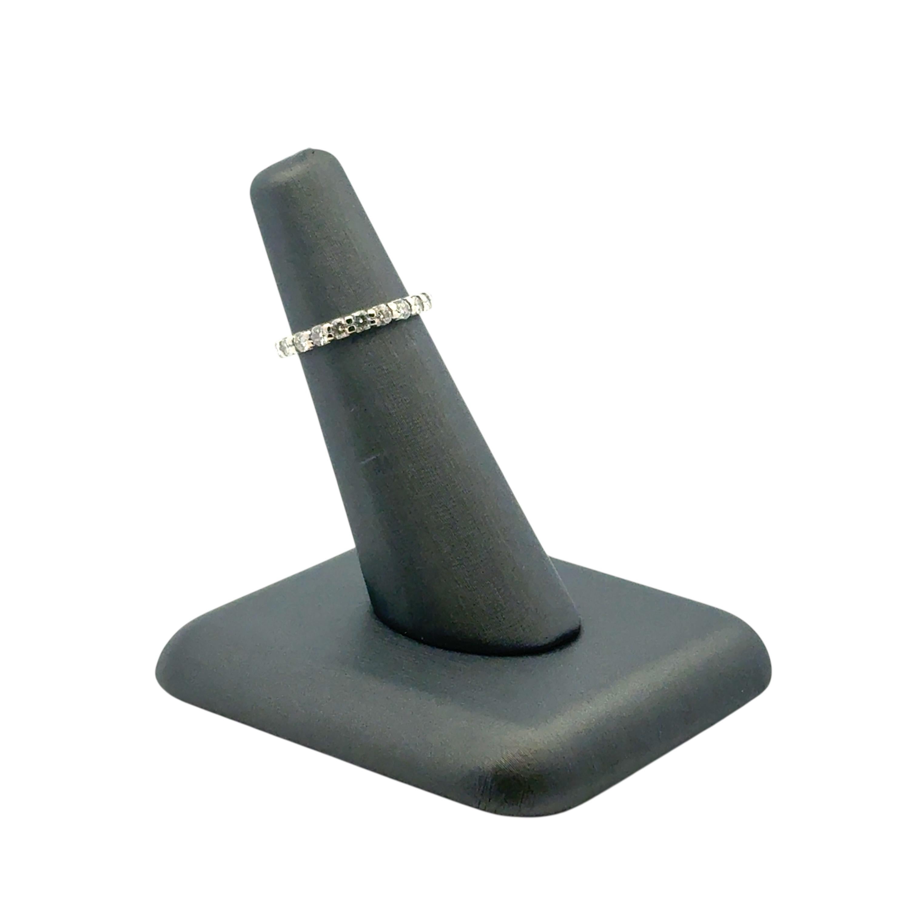 Anello a fascia per l'eternità in oro bianco 14k con diamante rotondo naturale da 1,1 ct. in vendita 4
