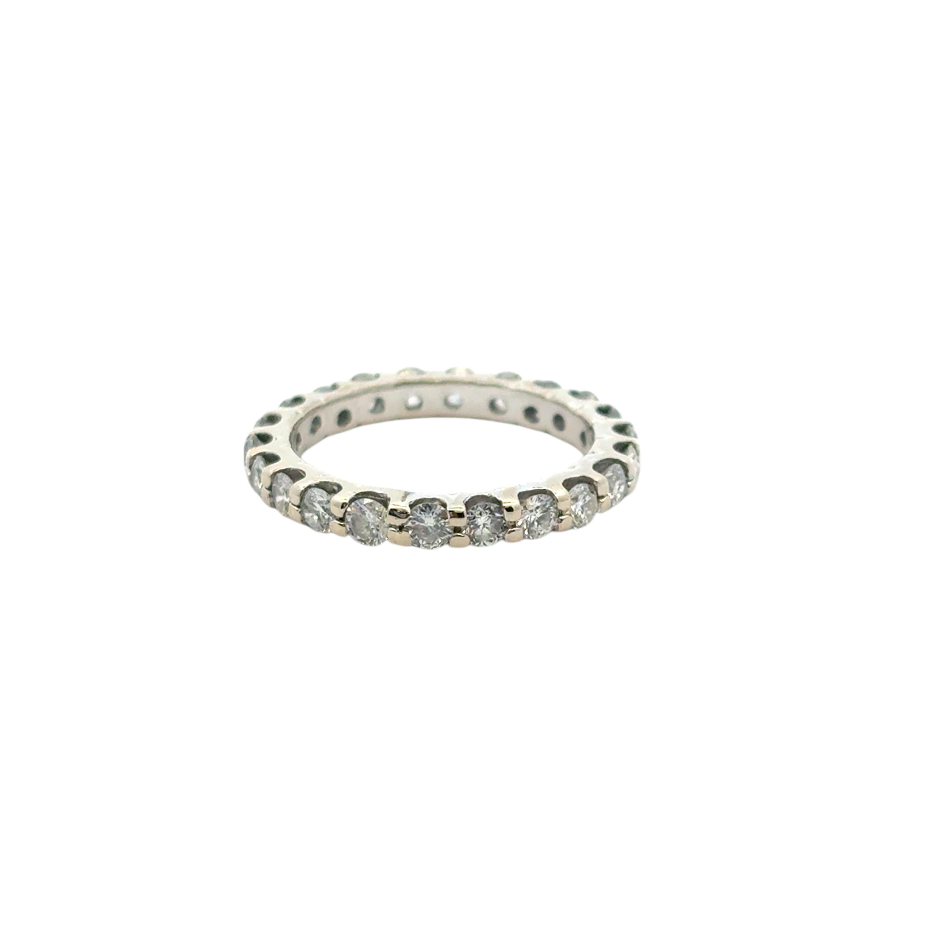 Moderno Anello a fascia per l'eternità in oro bianco 14k con diamante rotondo naturale da 1,1 ct. in vendita