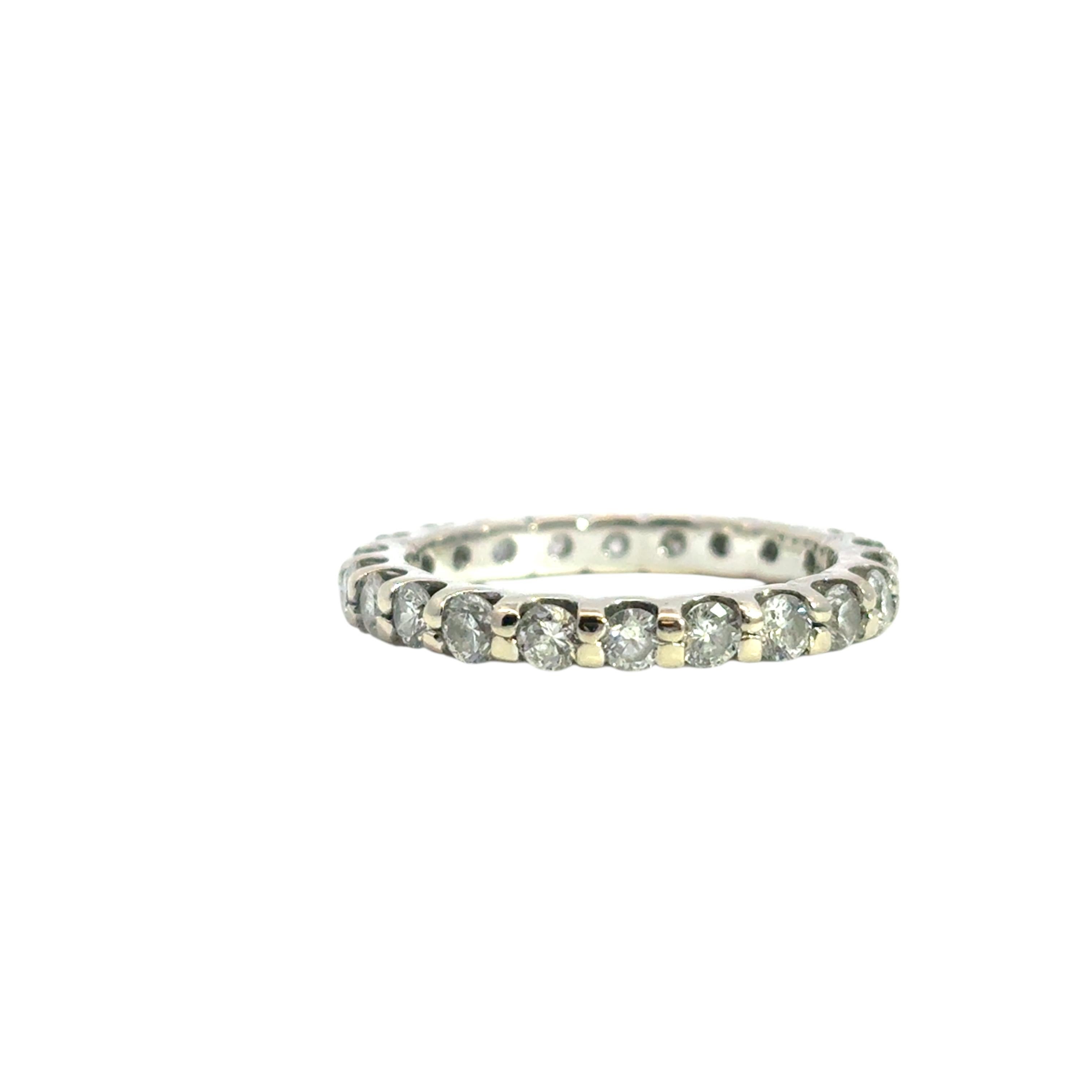 Anello a fascia per l'eternità in oro bianco 14k con diamante rotondo naturale da 1,1 ct. in vendita 2