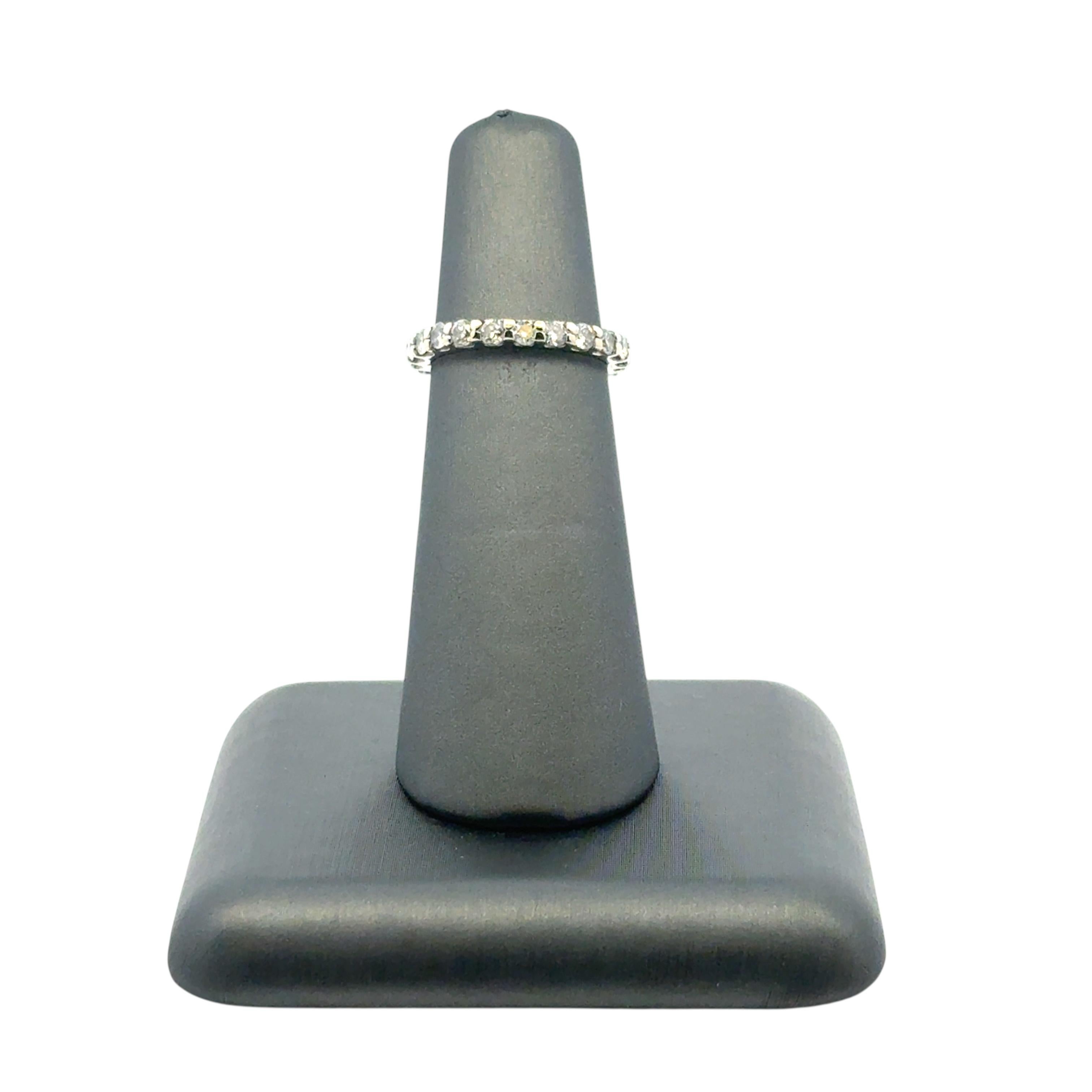 Anello a fascia per l'eternità in oro bianco 14k con diamante rotondo naturale da 1,1 ct. in vendita 3
