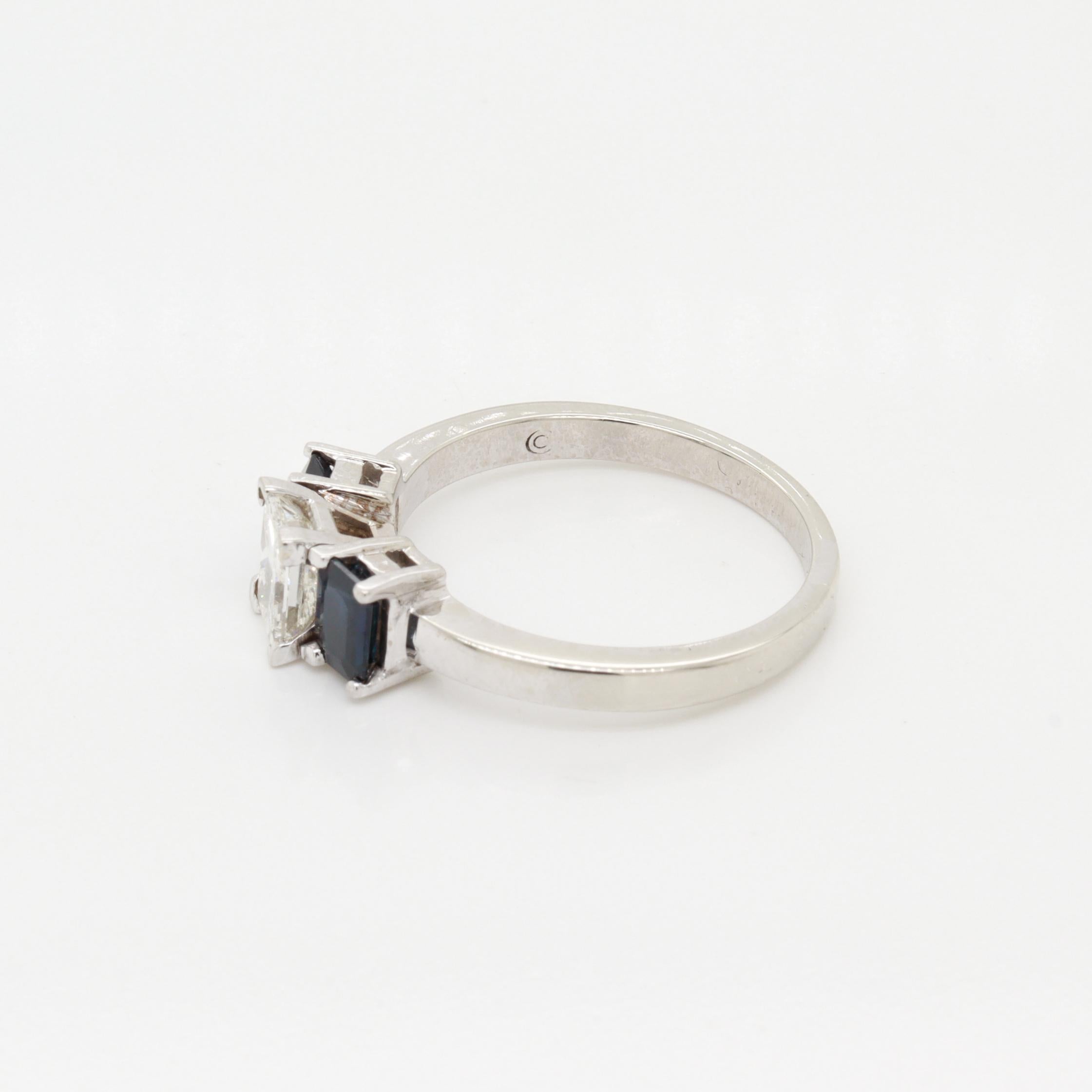 Or blanc 14K, 1.2± ct. Bague à trois pierres en diamant et saphir en vente 4