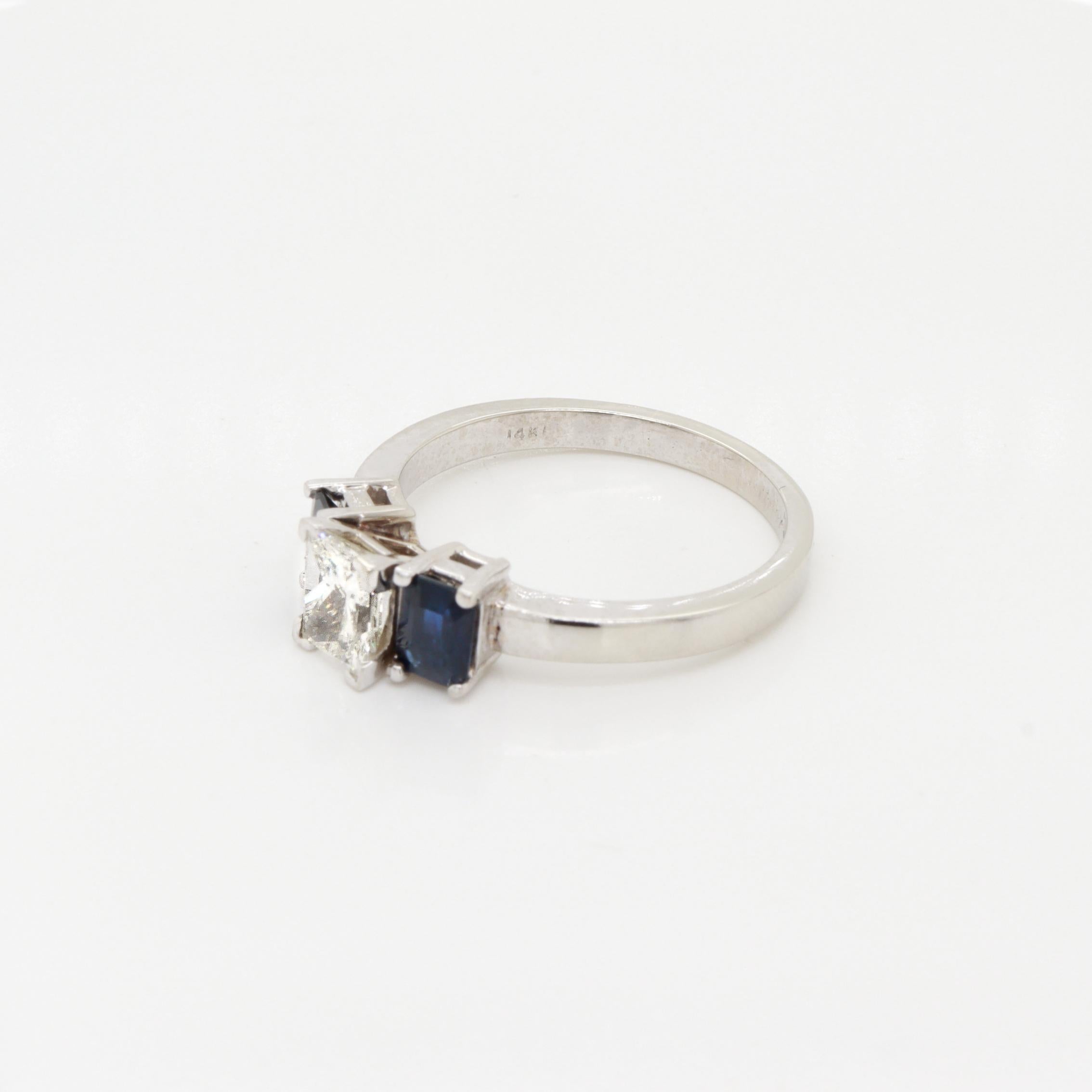 Or blanc 14K, 1.2± ct. Bague à trois pierres en diamant et saphir en vente 5