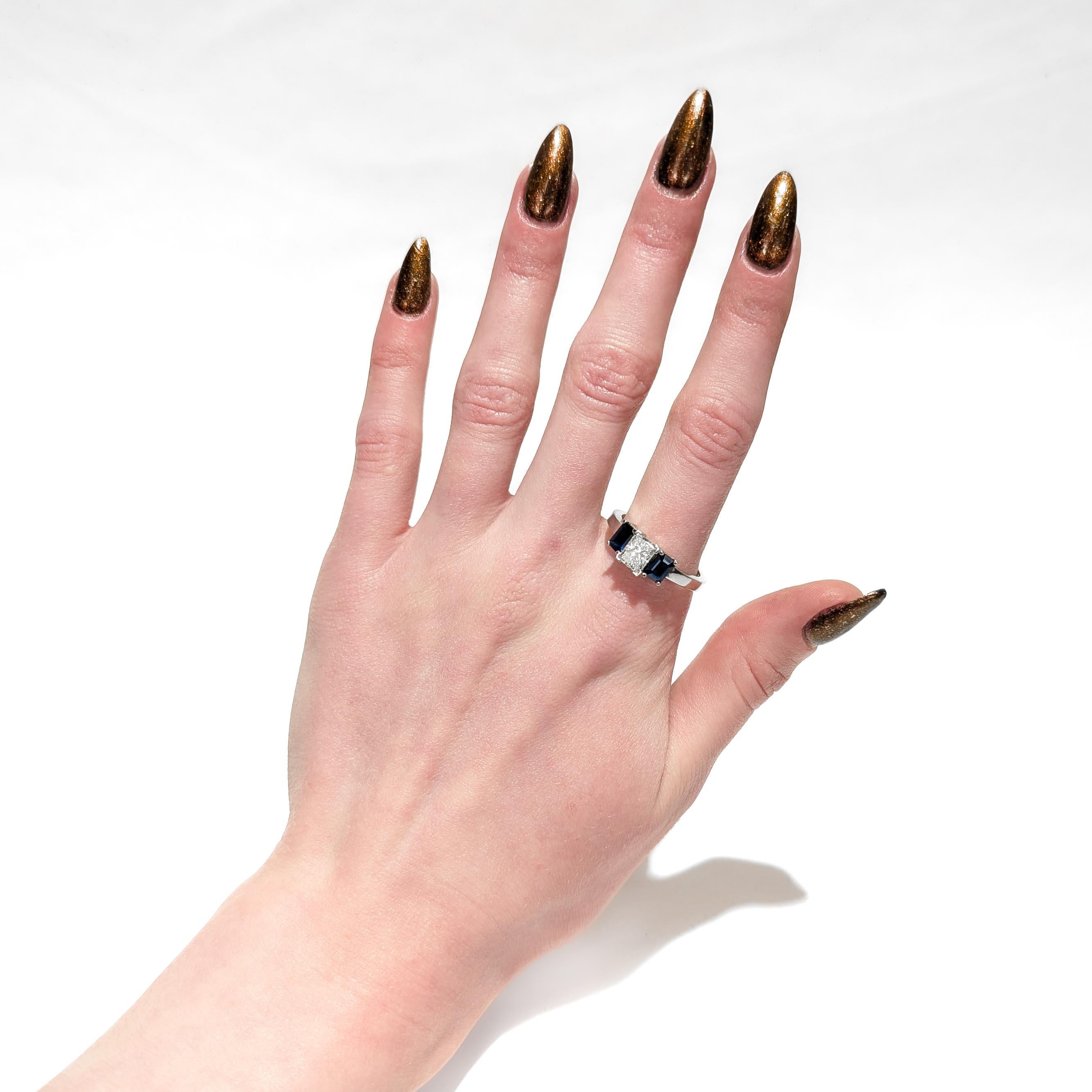 Moderne Or blanc 14K, 1.2± ct. Bague à trois pierres en diamant et saphir en vente