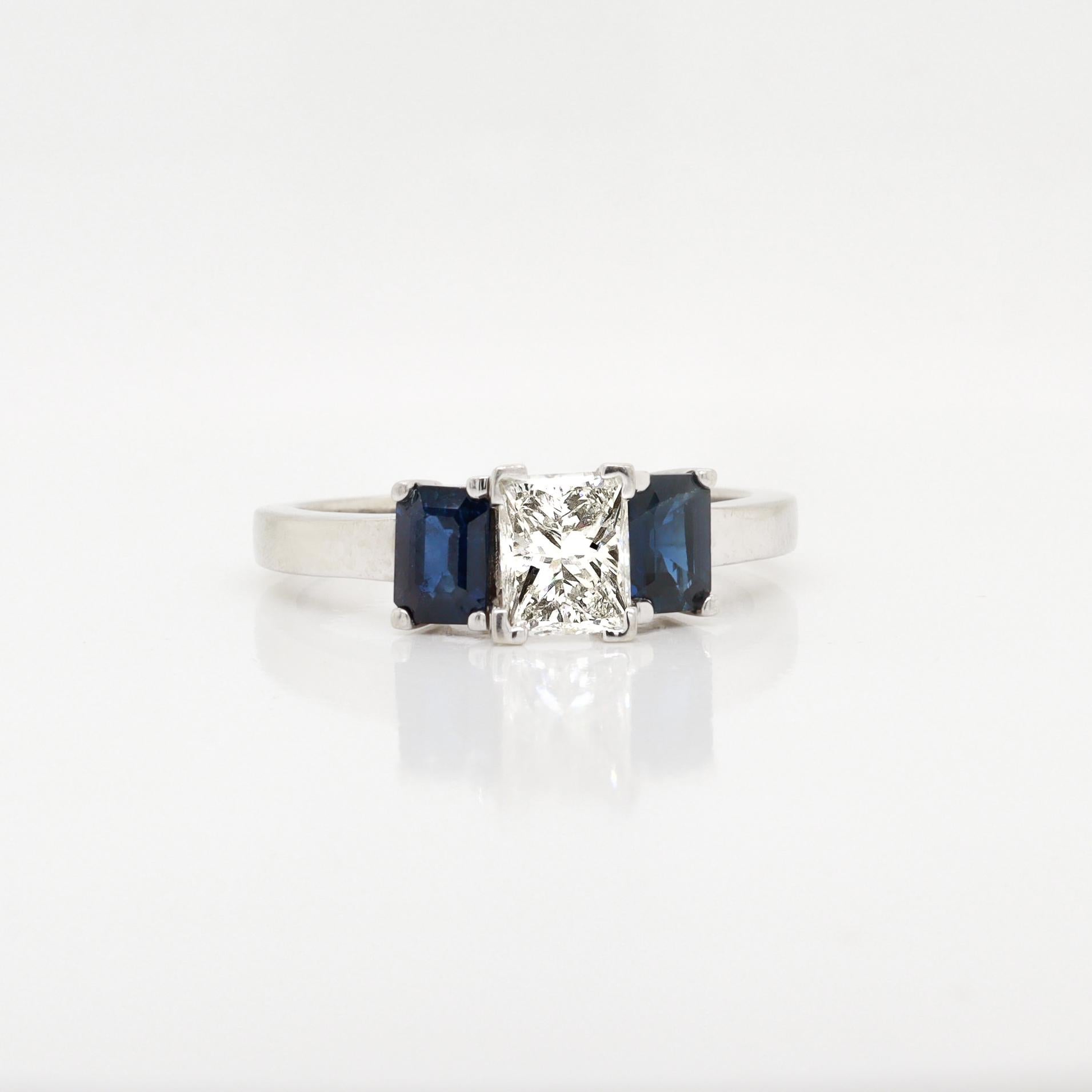 Or blanc 14K, 1.2± ct. Bague à trois pierres en diamant et saphir Bon état - En vente à Philadelphia, PA