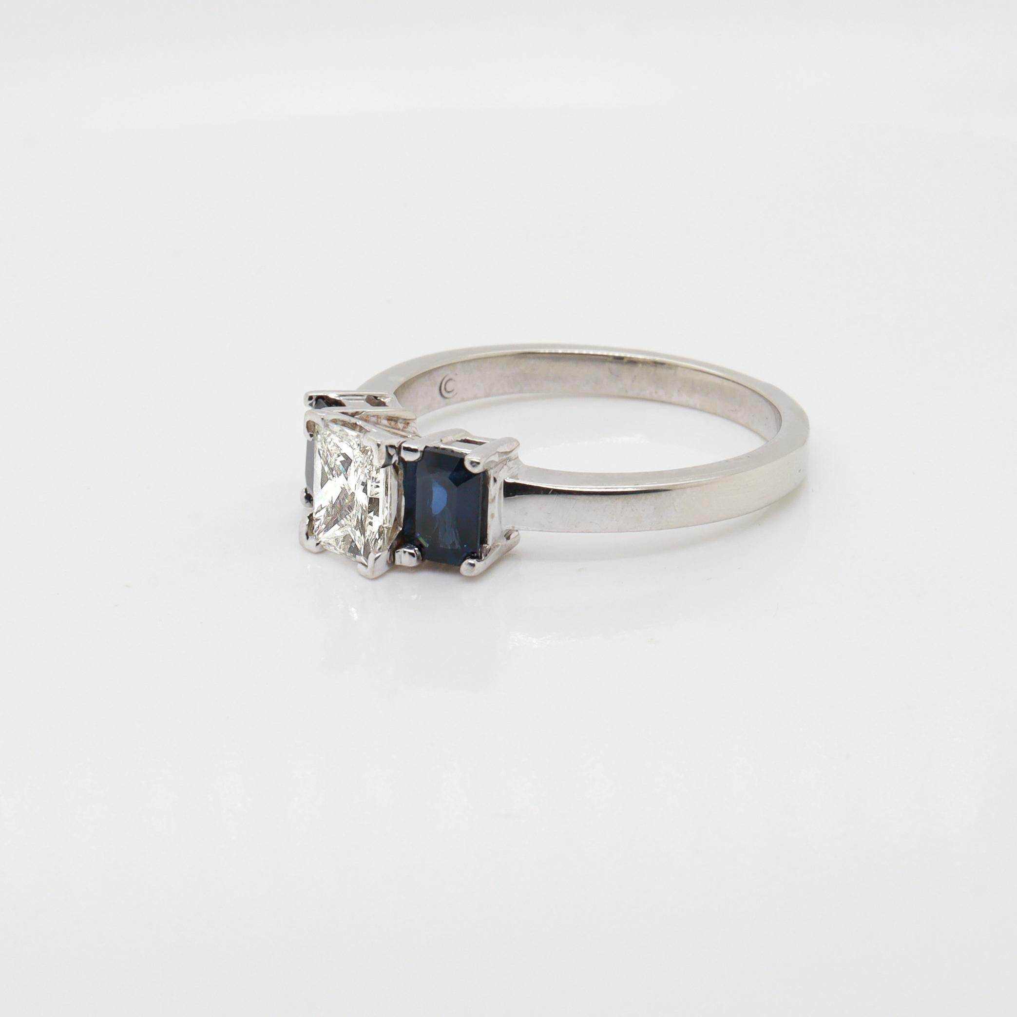 Or blanc 14K, 1.2± ct. Bague à trois pierres en diamant et saphir Unisexe en vente