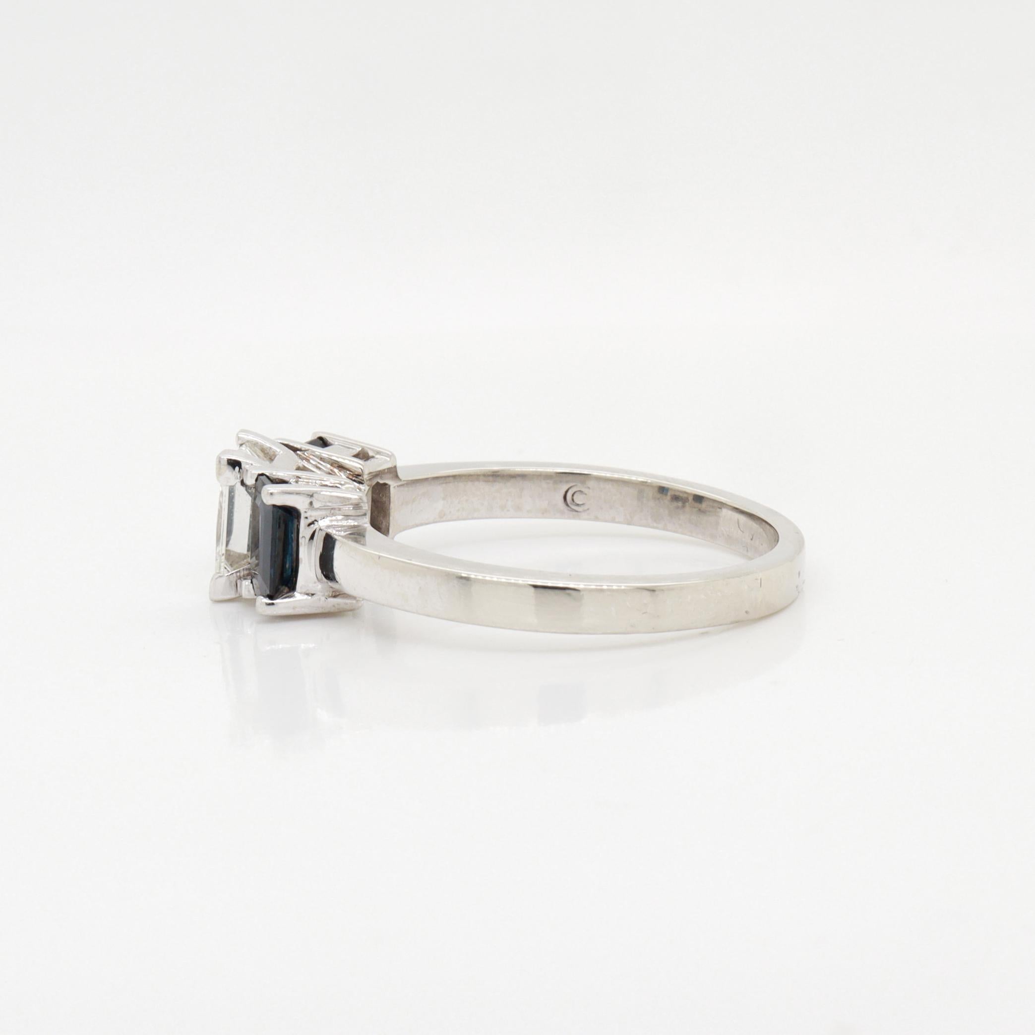 Or blanc 14K, 1.2± ct. Bague à trois pierres en diamant et saphir en vente 1