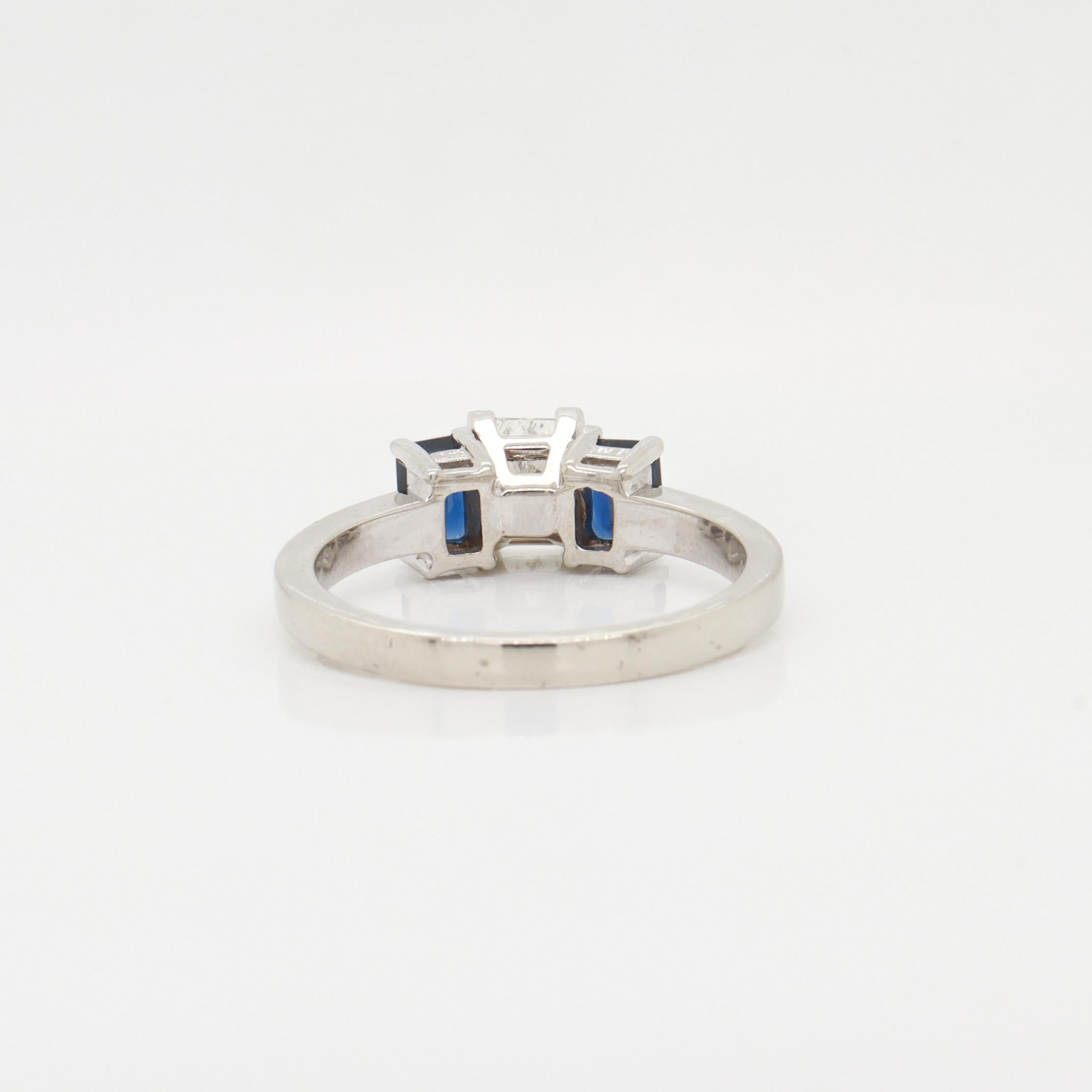 Or blanc 14K, 1.2± ct. Bague à trois pierres en diamant et saphir en vente 2