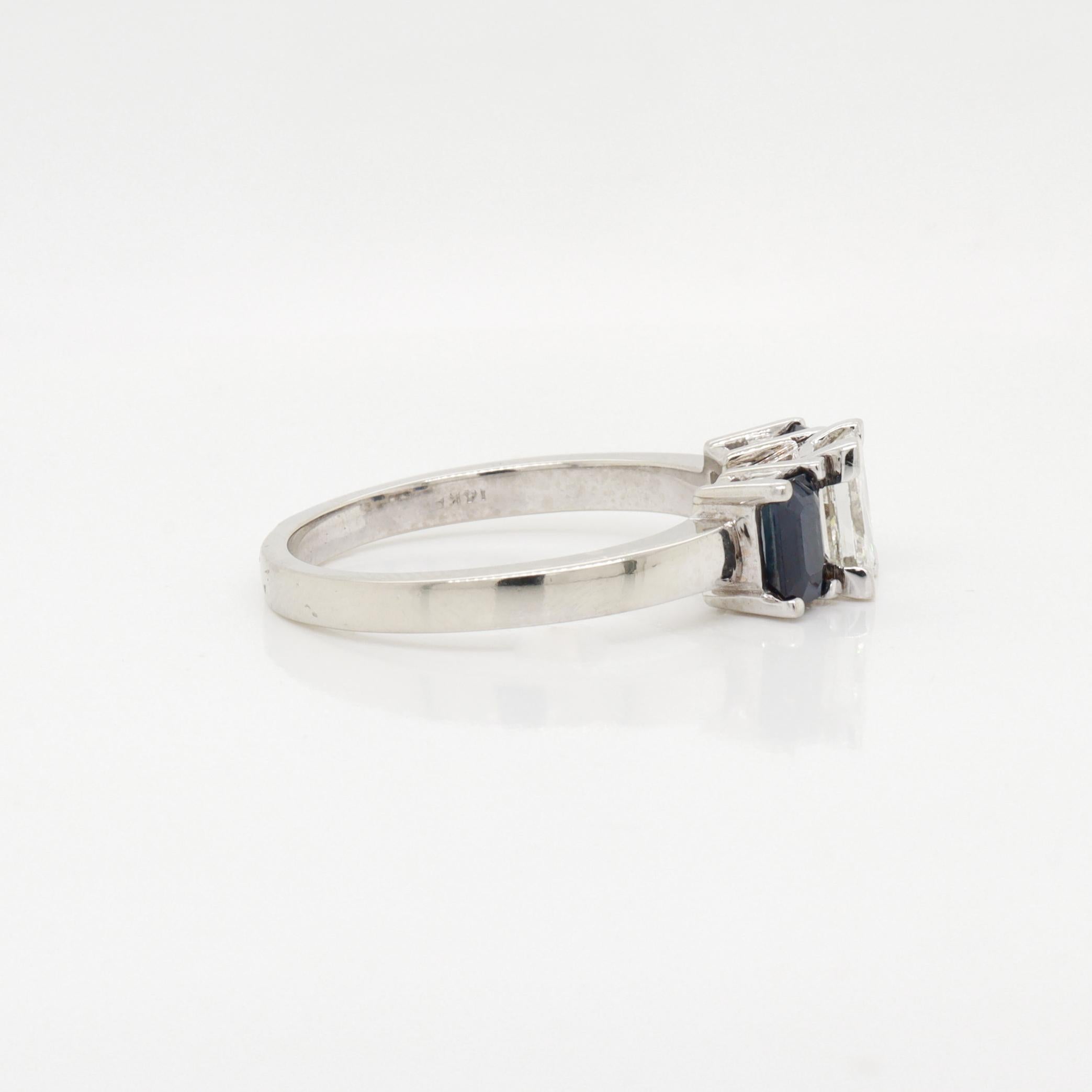 Or blanc 14K, 1.2± ct. Bague à trois pierres en diamant et saphir en vente 3