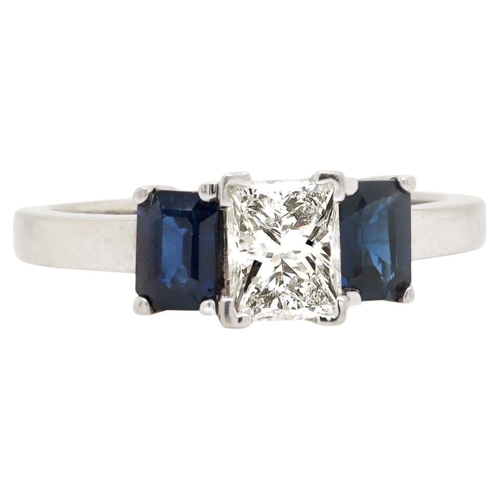 Oro blanco de 14 quilates, 1,2± ct. Anillo de tres piedras con diamantes y zafiros