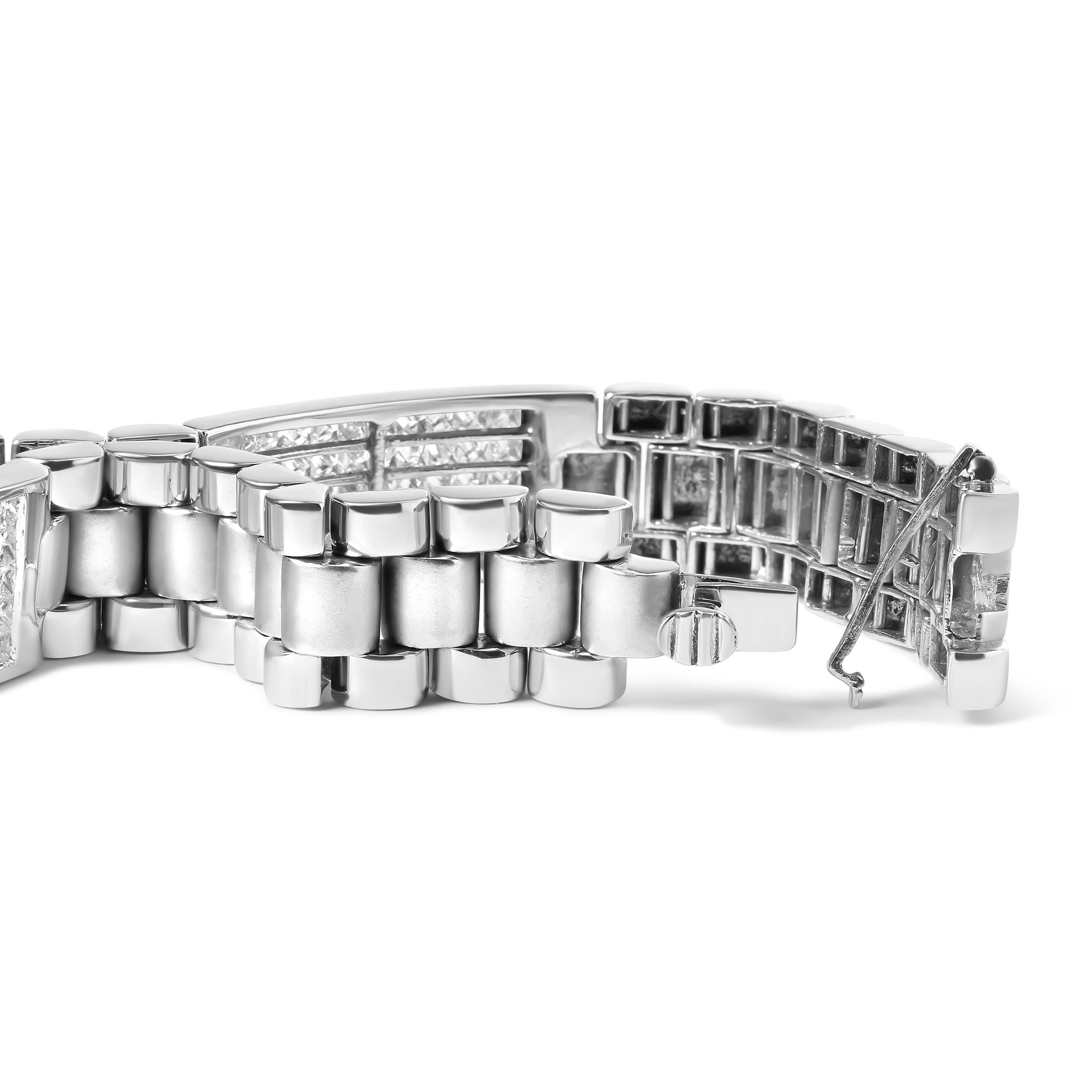 Ce bracelet élégant et sophistiqué en or blanc 14 carats est l'accessoire parfait pour tout homme élégant. Le bracelet de la plaque d'identification présente un poids total de diamants de 12 carats, avec un total de 185 diamants de taille princesse,