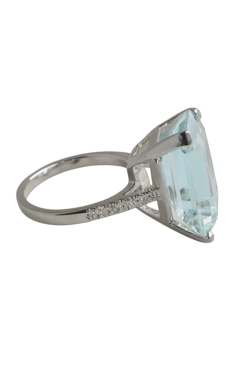 14K Weißgold 12,07 Karat Natürlicher Aquamarin und Diamant Solitär Ring im Zustand „Gut“ im Angebot in New York, NY