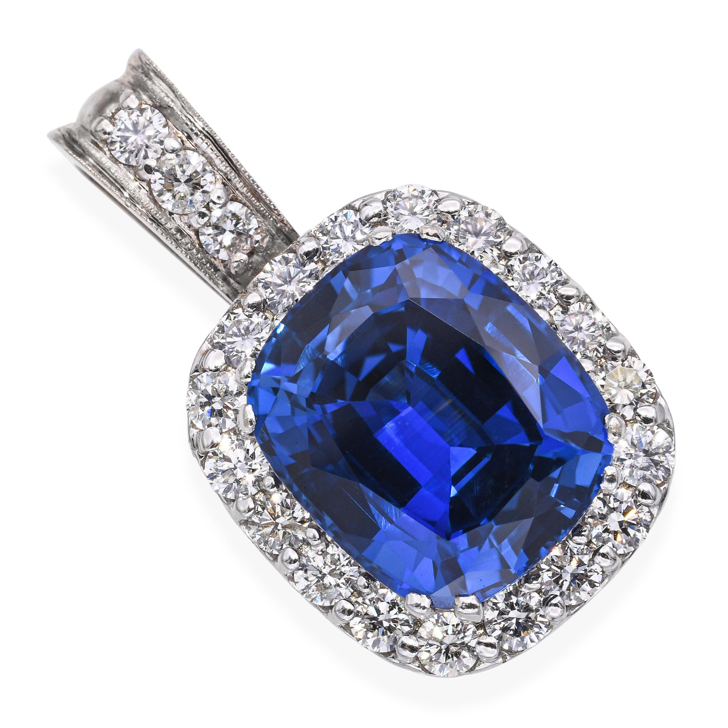 Un elegante pendente in oro bianco 14k con un vibrante zaffiro sintetico incorniciato da una scintillante aureola di diamanti. Il raffinato contrasto tra la profonda tonalità dello zaffiro e la brillantezza dei diamanti crea un pezzo elegante e