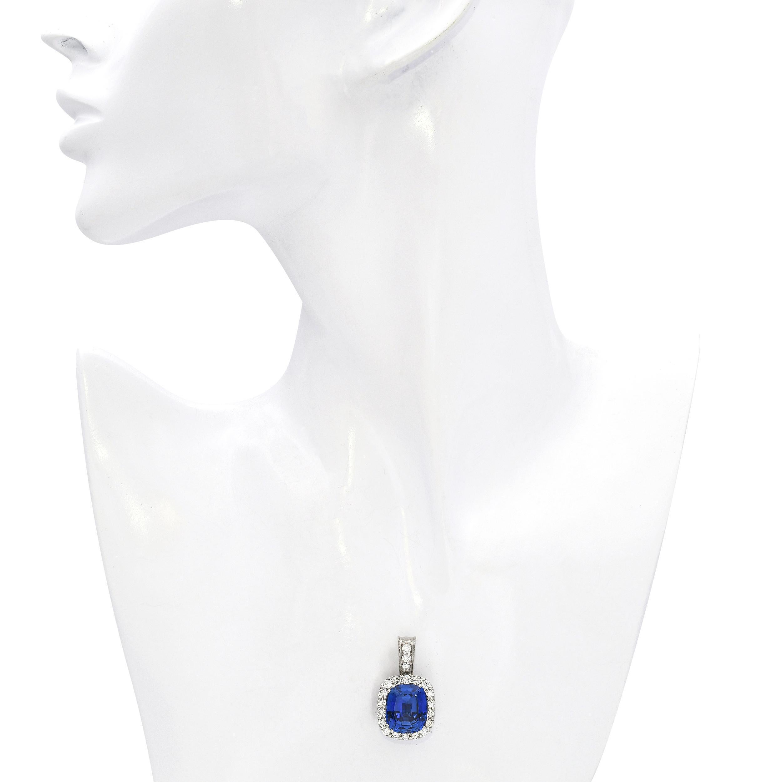 Taglio misto Ciondolo aureola in oro bianco 14k con zaffiro sintetico da 12,0ct e diamante da 2,15tcw in vendita