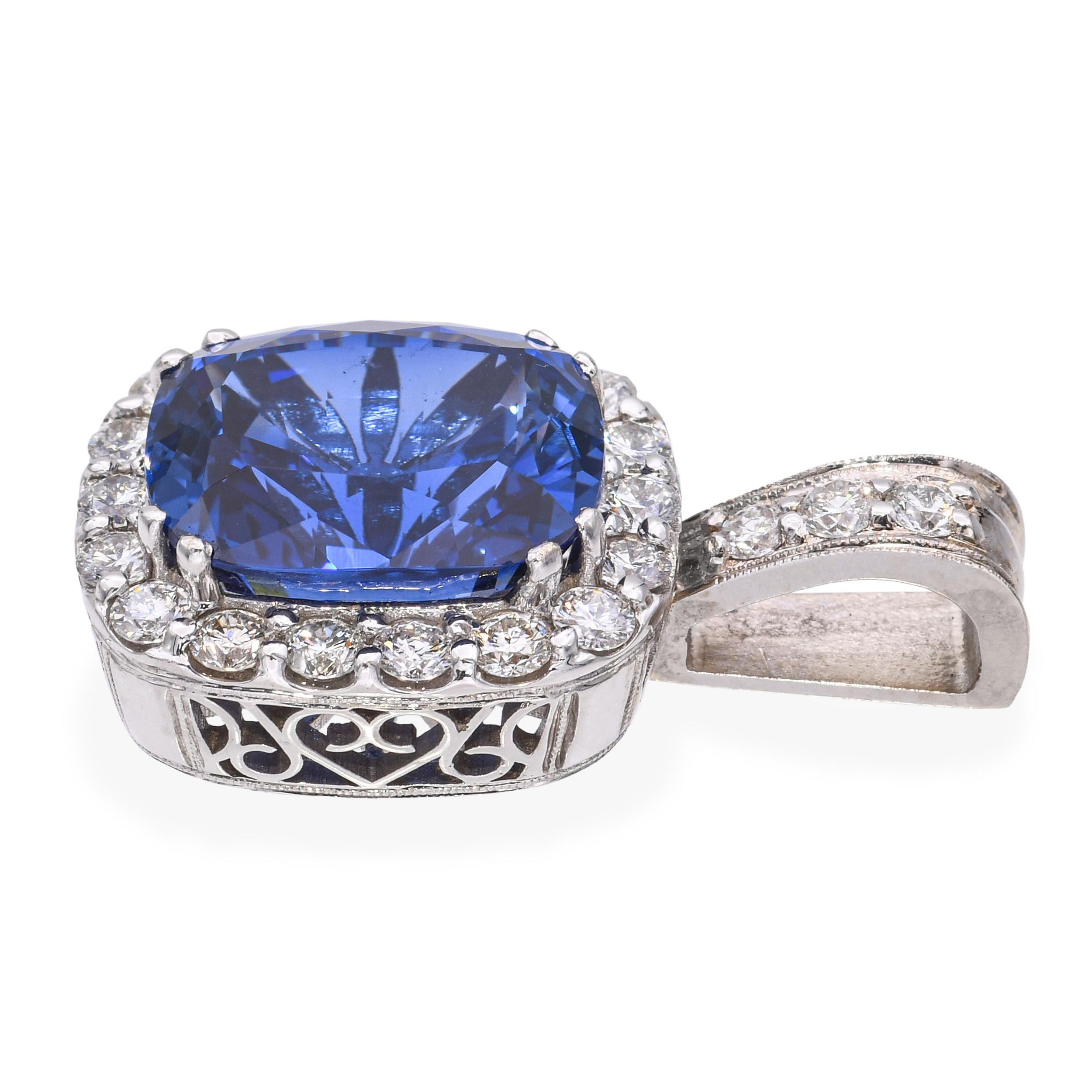 Donna Ciondolo aureola in oro bianco 14k con zaffiro sintetico da 12,0ct e diamante da 2,15tcw in vendita