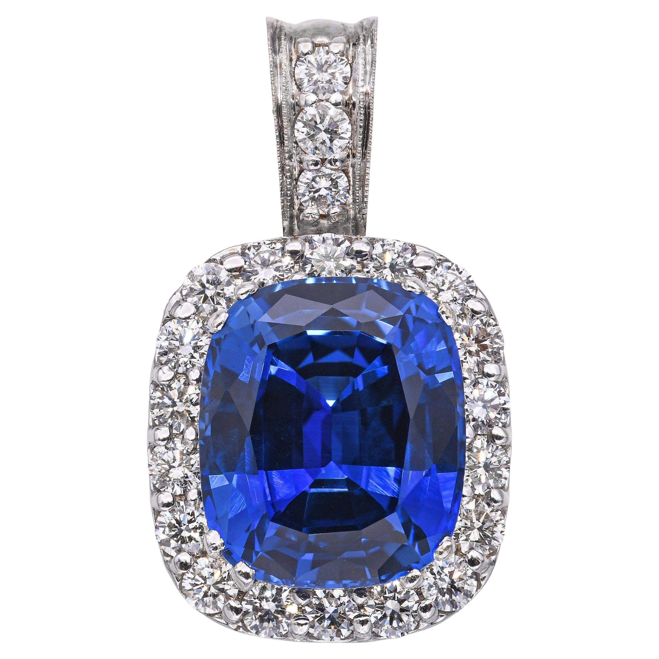 Ciondolo aureola in oro bianco 14k con zaffiro sintetico da 12,0ct e diamante da 2,15tcw in vendita