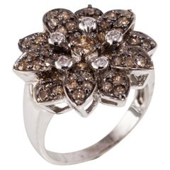 Anillo Flor Oro Blanco 14K 1,22 Quilates Chocolate y Diamantes Blancos, Talla 7