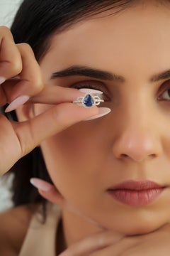 Statement-Halo-Ring aus 14-karätigem Weißgold mit einem blauen Saphir im Birnenschliff (1,22 Karat) und Diamanten