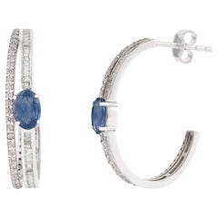 Orecchini a cerchio aperti in oro bianco 14K con zaffiro blu taglio ovale e diamante da 1,23 ct.