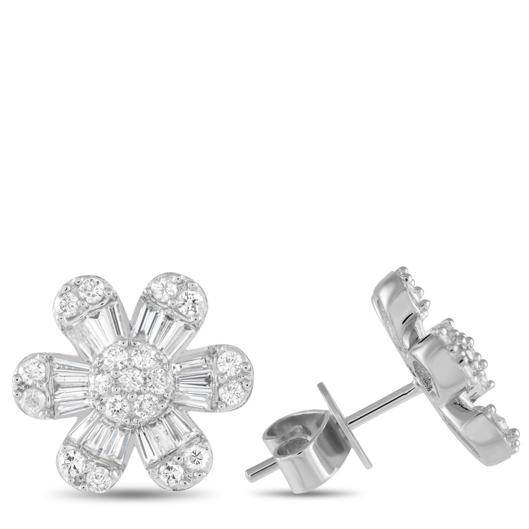 Des diamants d'un poids total de 1,25 carat rendent ces charmantes boucles d'oreilles tout simplement inoubliables. Chacun d'entre eux présente une monture en forme de fleur en or blanc 14 carats et mesure 0,50 rond.Ce bijou est offert à l'état neuf