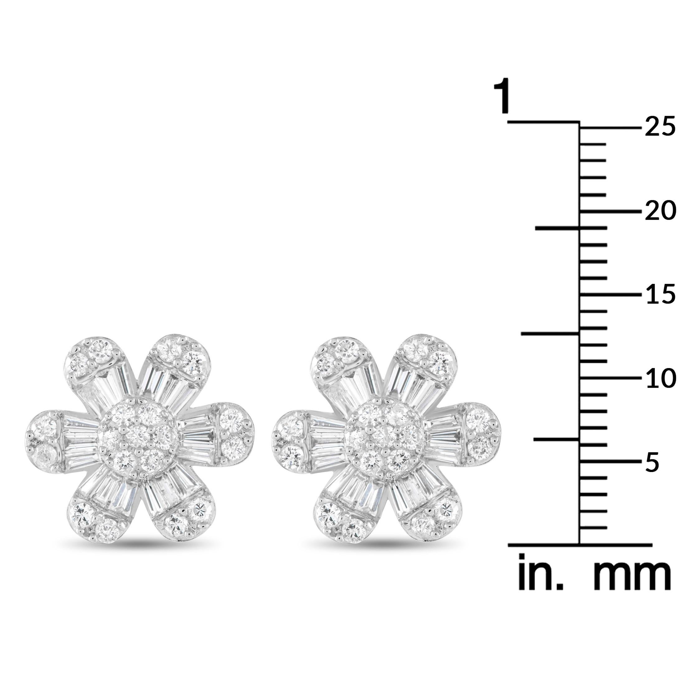 Taille ronde Boucles d'oreilles fleur en or blanc 14K avec 1,25 ct de diamant en vente