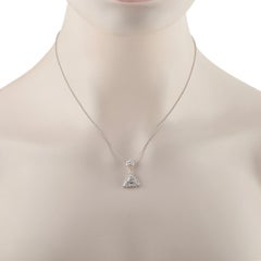Collier avec pendentif triangulaire en or blanc 14 carats serti d'un diamant de 1,25 carat et d'un halo MF21-070226