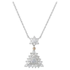 Collier avec pendentif triangulaire en or blanc 14 carats serti d'un diamant de 1,25 carat et d'un halo MF21-070226