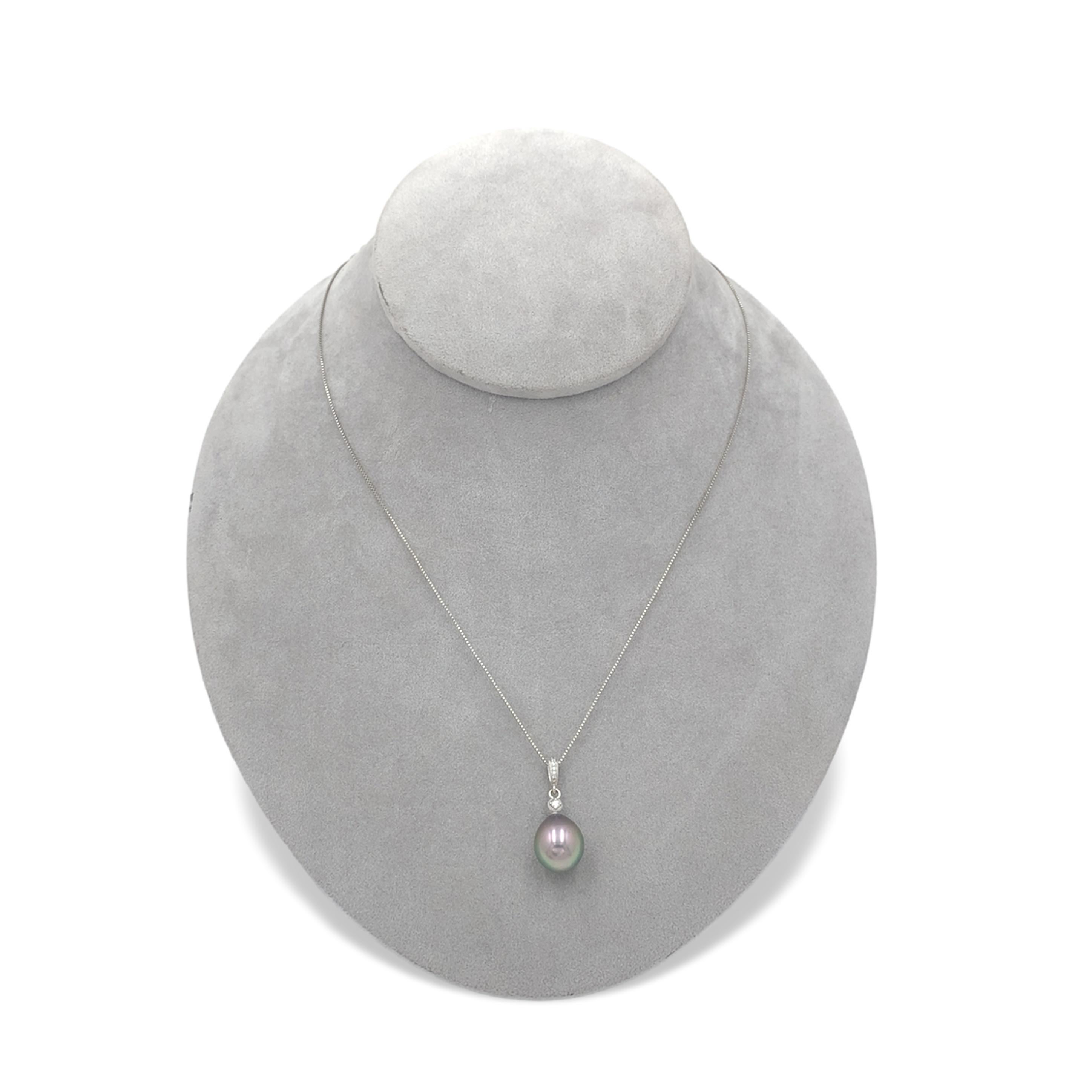 Contemporary 14K white gold 12.5mm Black Tahitian Pearl Pendant Peacock Color For Sale